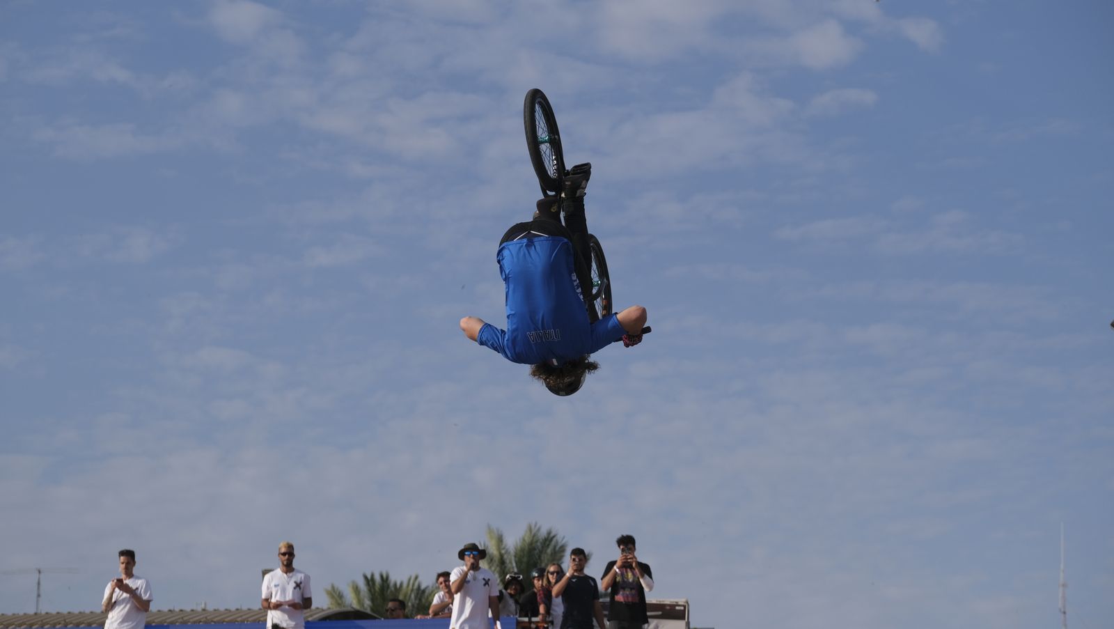 Un rider realiza uno de sus trucos imposibles durante el Andalucía Urban.