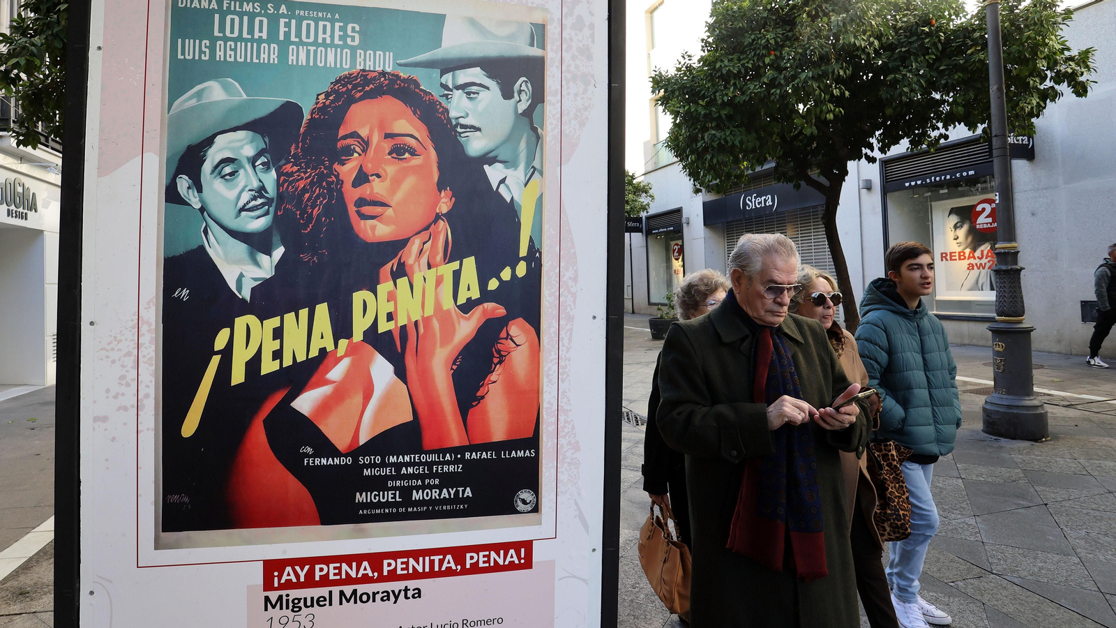 Exposición de carteles de las películas de Lola Flores por la calle Larga de Jerez