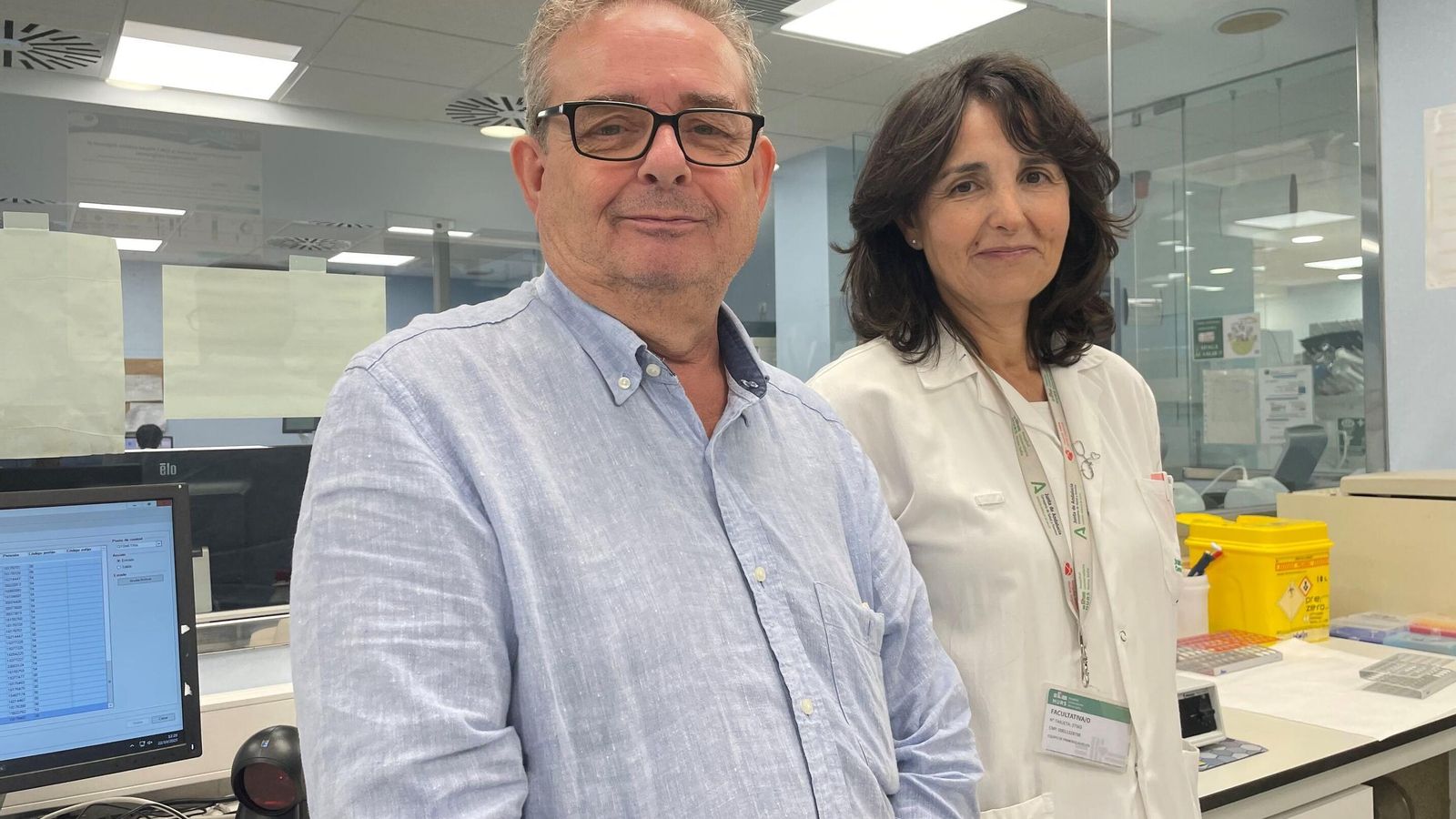 El doctor Santamaría y la jefa de servicio, la doctora Aurora Jurado.