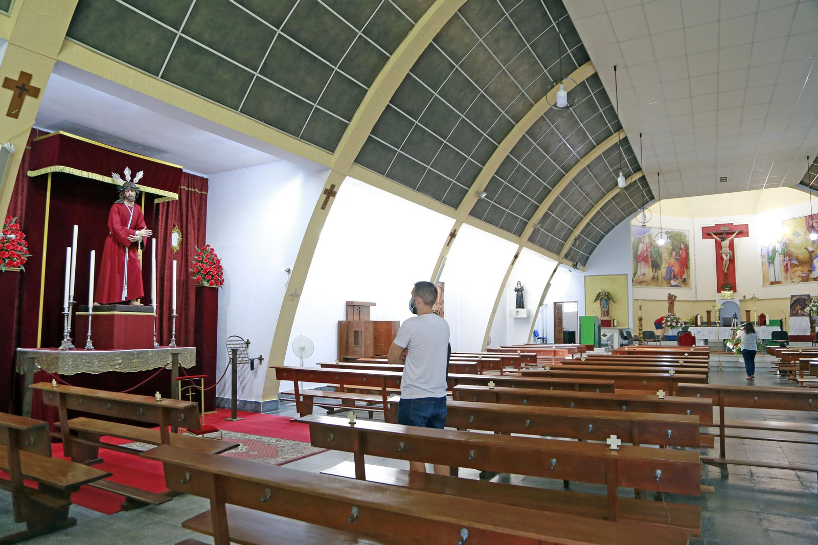 Algunos devotos en el interior de la iglesia de San Rafael.
