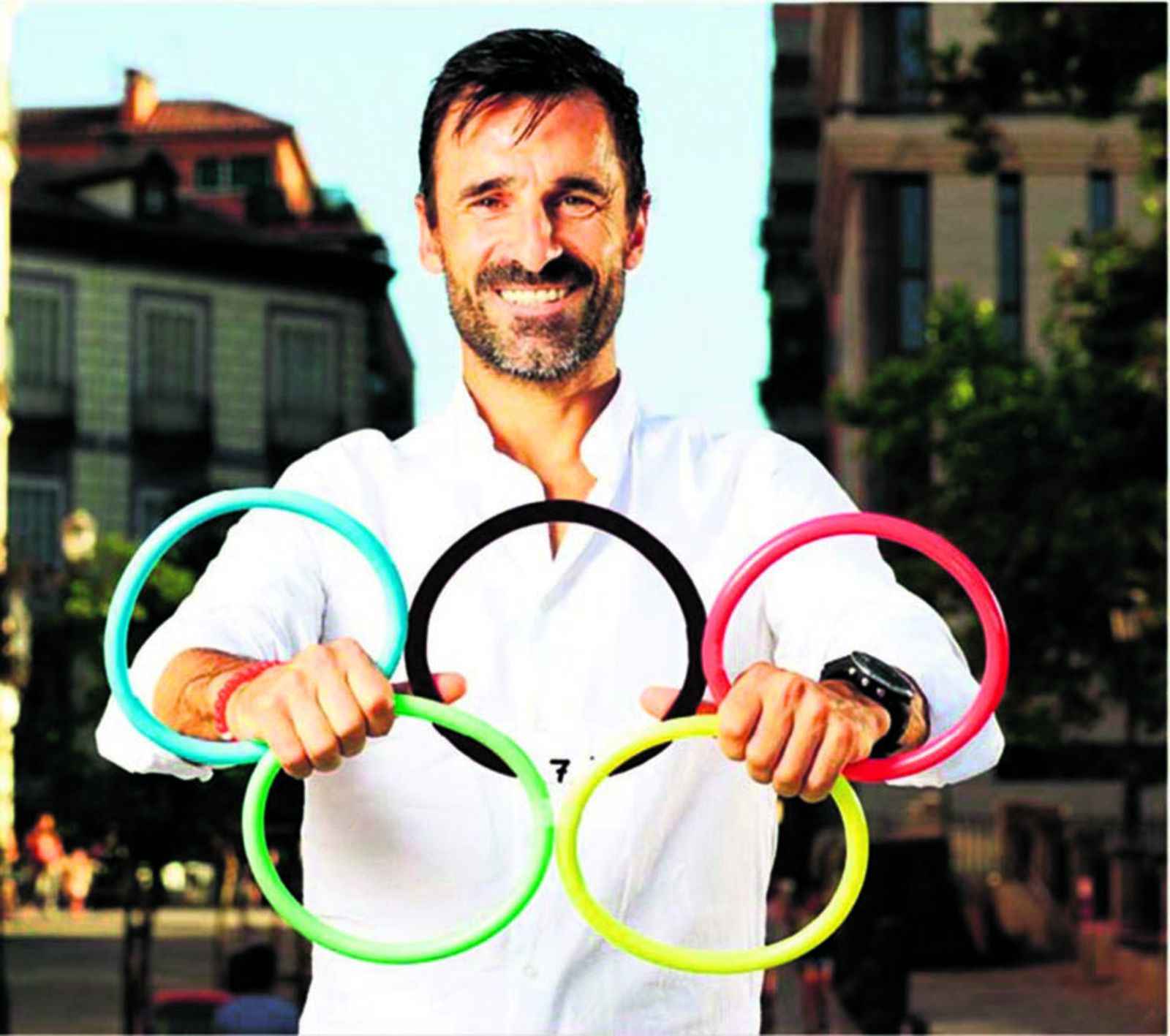 Chuso García Bragado posa con los aros olímpicos.