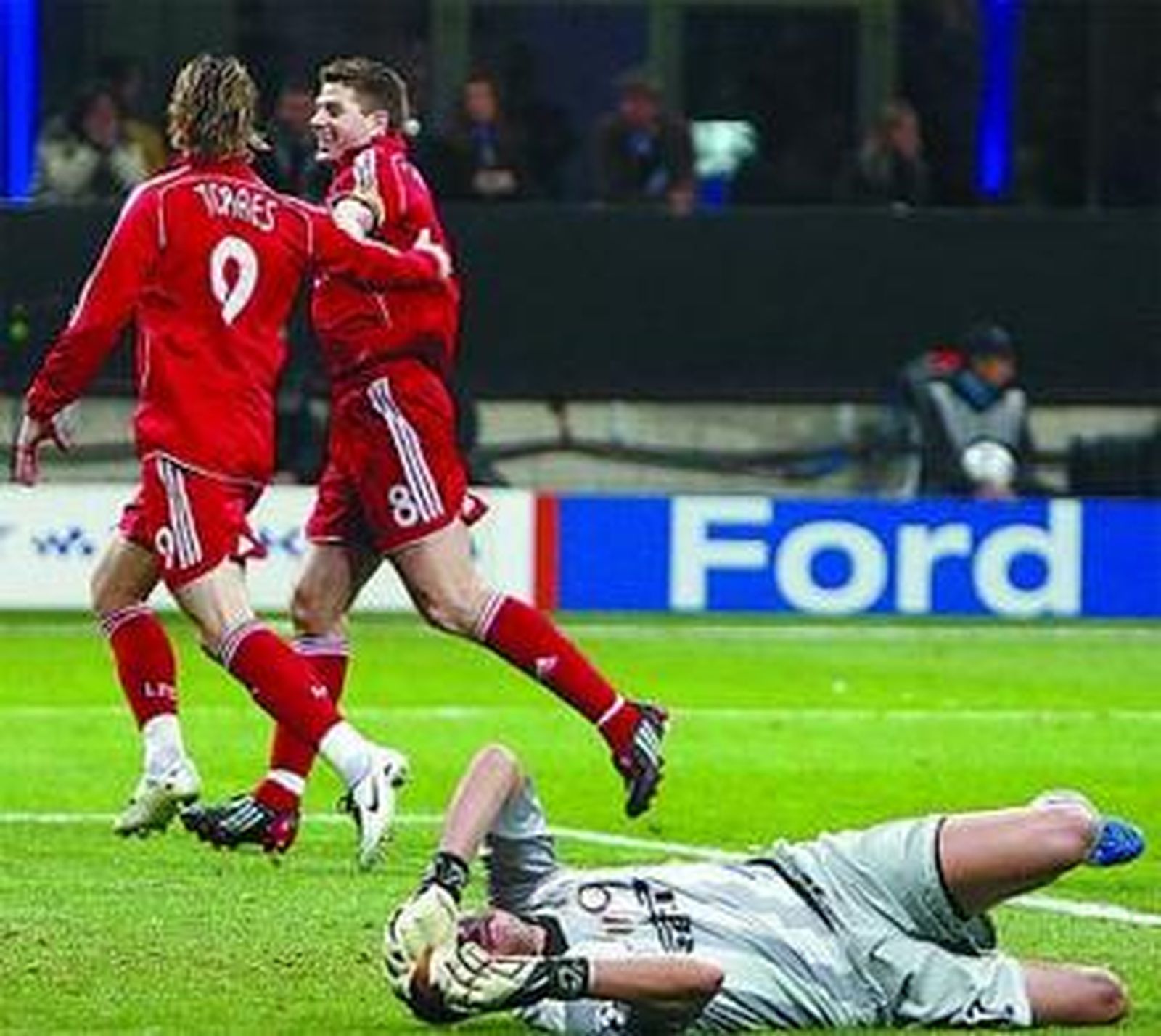 Torres y Gerrard celebran el gol ante el lamento de Julio César.