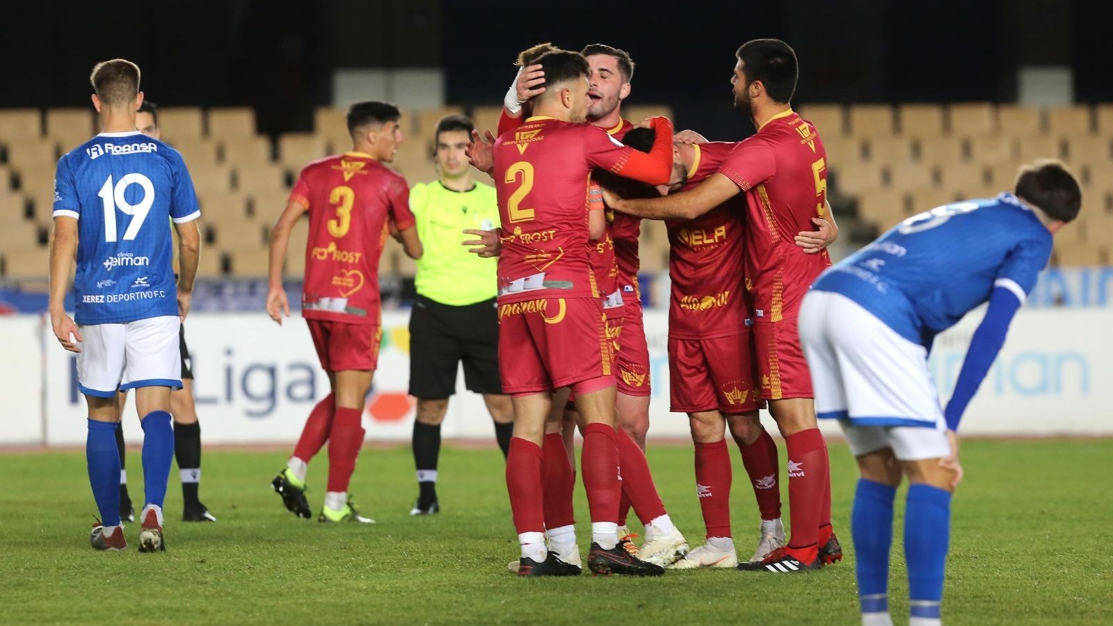 Los jugadores del Antoniano celebran la victoria en Chapín.