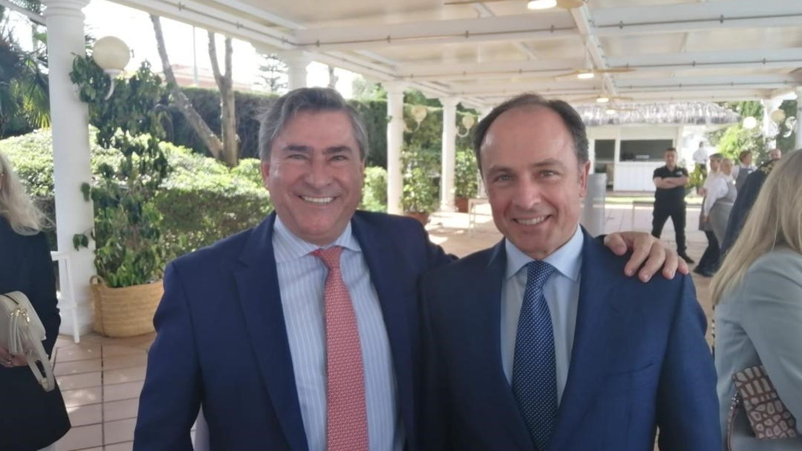 El cónsul de Rumanía, Fernando Estrella, con Rufino Romero durante la celebración en el Hotel Jerez.