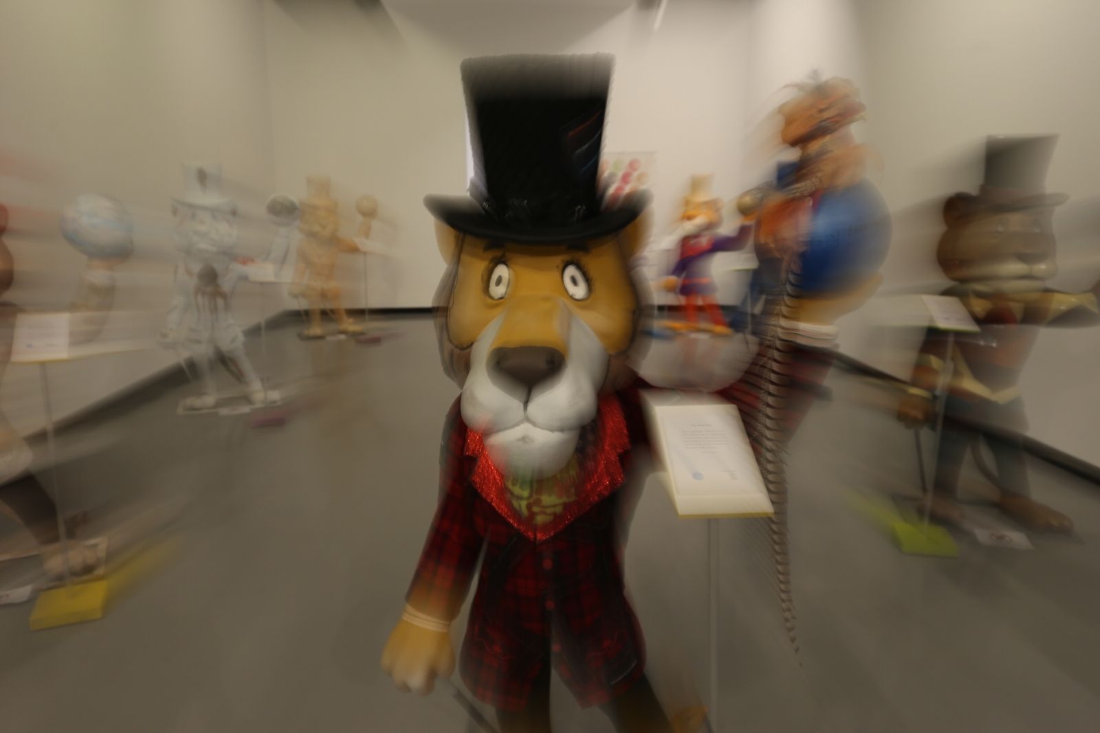 Las imágenes de la exposición 'La Vuelta de Willy Fog con Apadis'