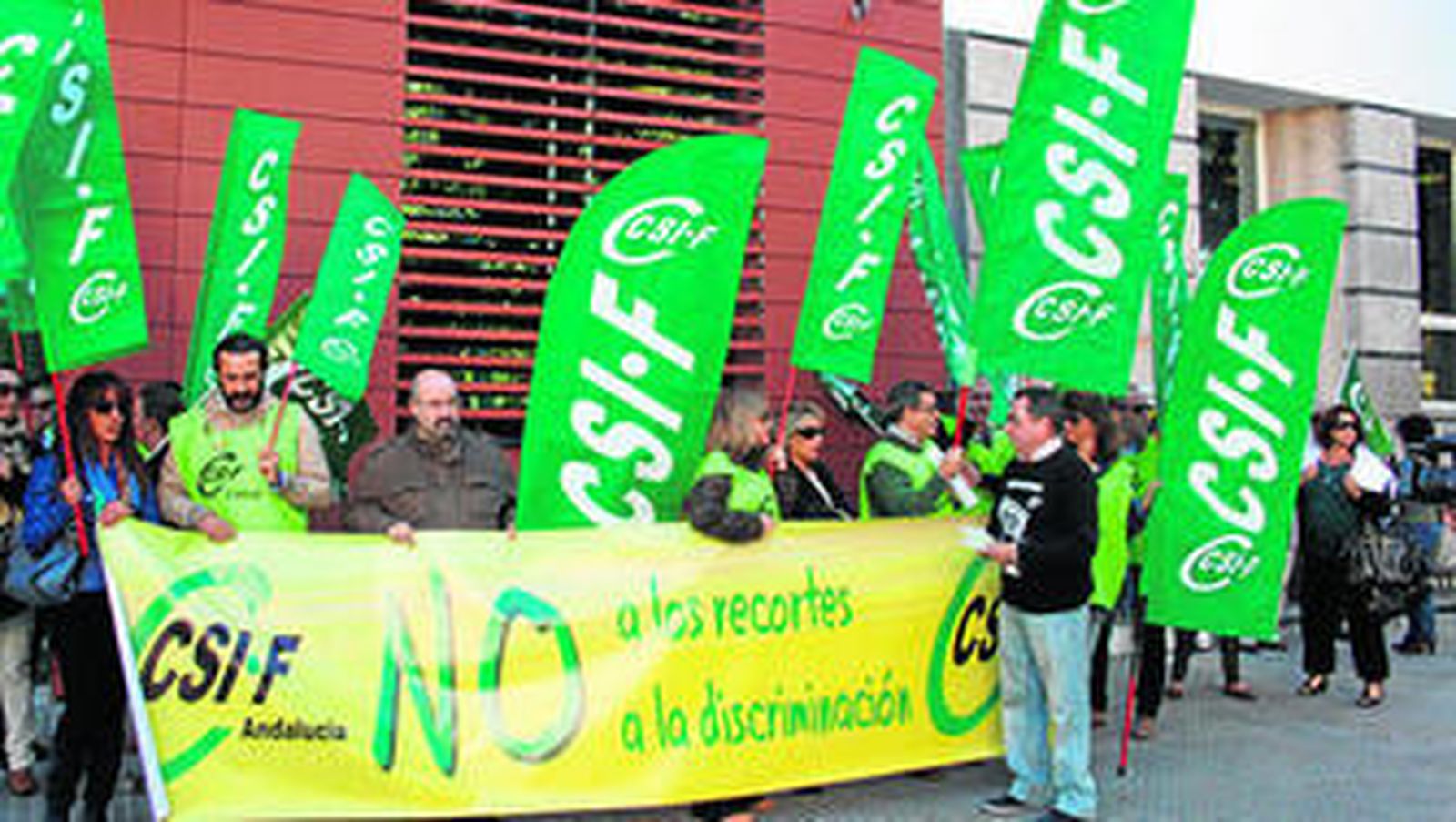 Los delegados de la CSIF y empleados públicos se concentraron ante la Delegación del Gobierno andaluz.