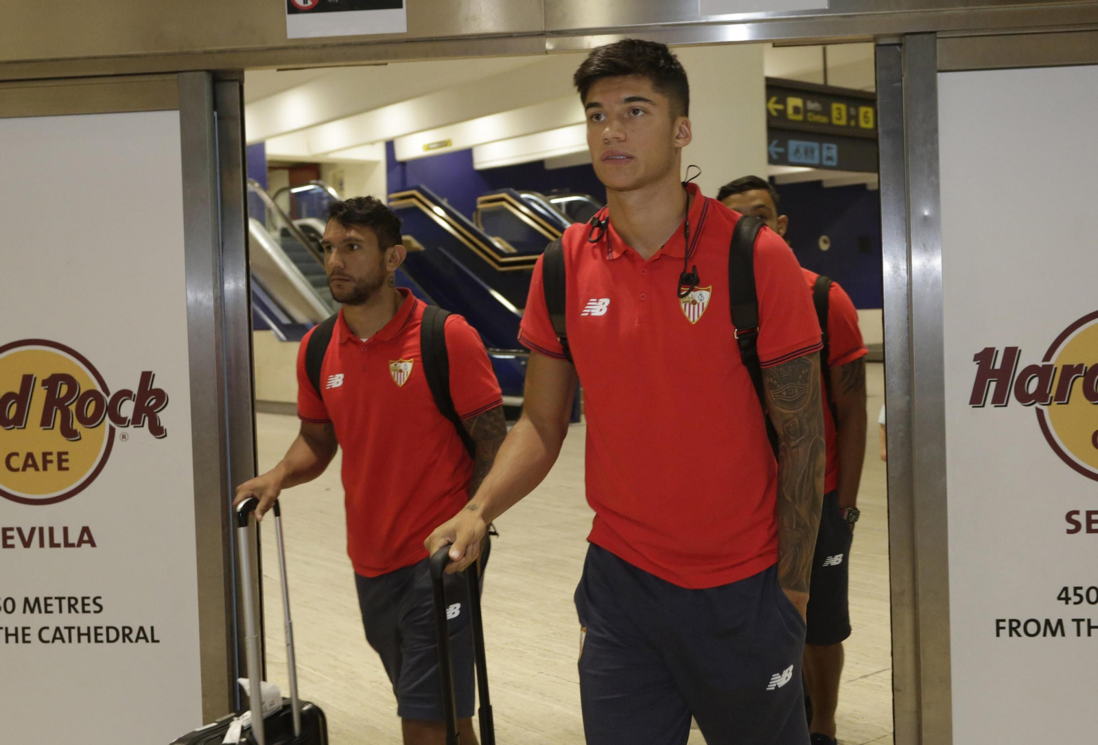 Correa sale de la zona de desembarque del aeropuerto acompañado por Montoya.