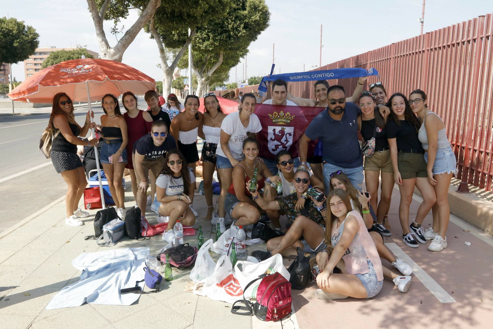 Fotogalería de los fans que esperan en cola para el concierto de David Bisbal