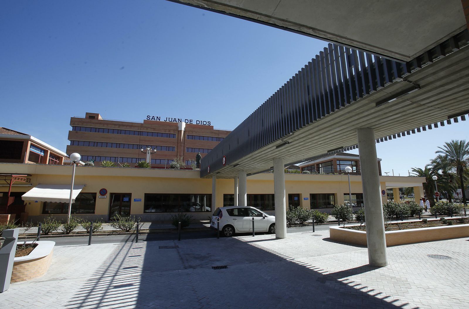 El acceso al Hospital, desde el edificio de la Escuela Universitaria.
