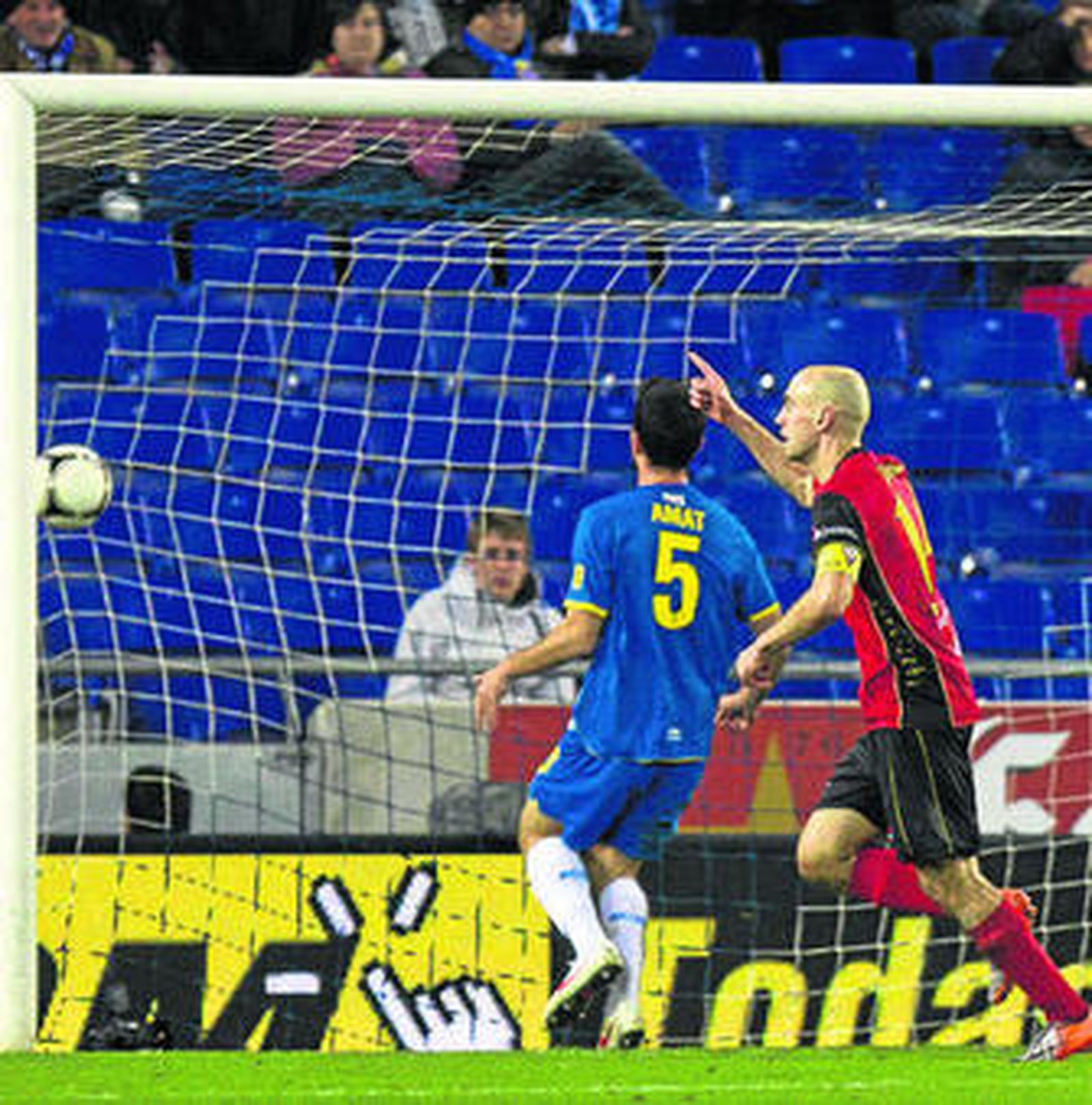 Pablo Infante celebra su espectacular gol en el 0-2.