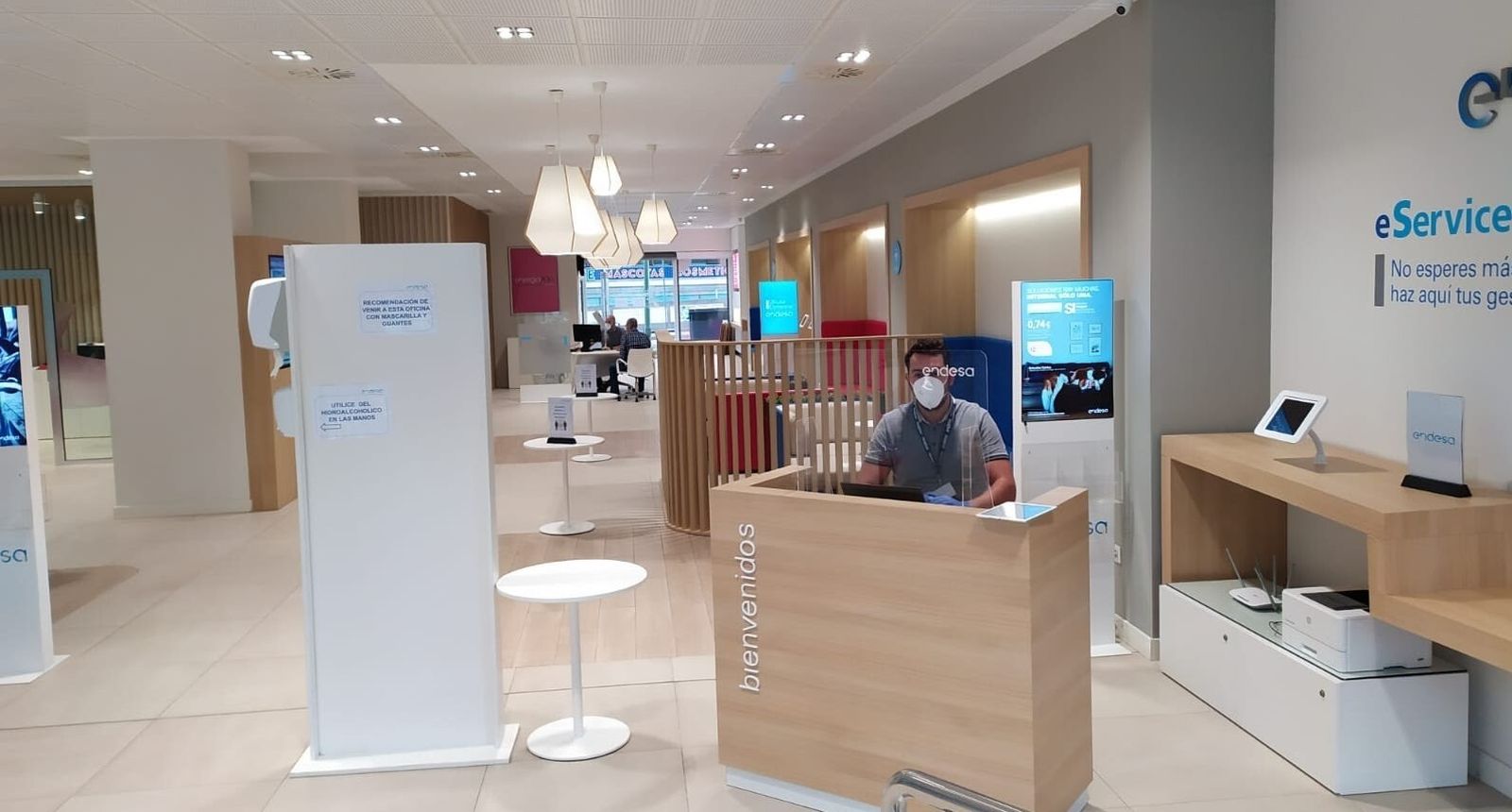 Una oficina de Endesa adaptada para dar atención al cliente con medidas de seguridad.