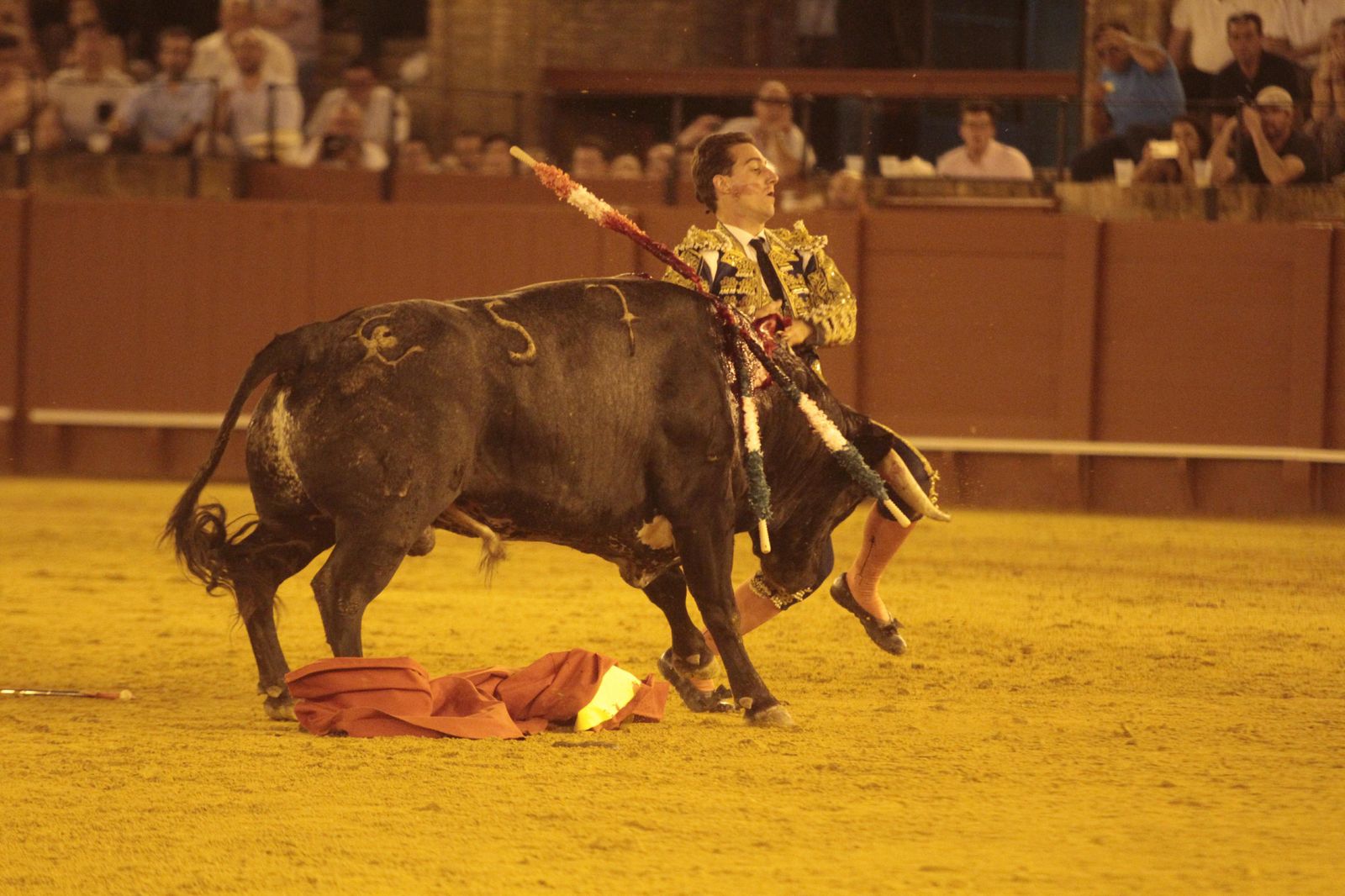 Ferrater Beca, con el segundo, protagonizó dos cogidas sin ser corneados