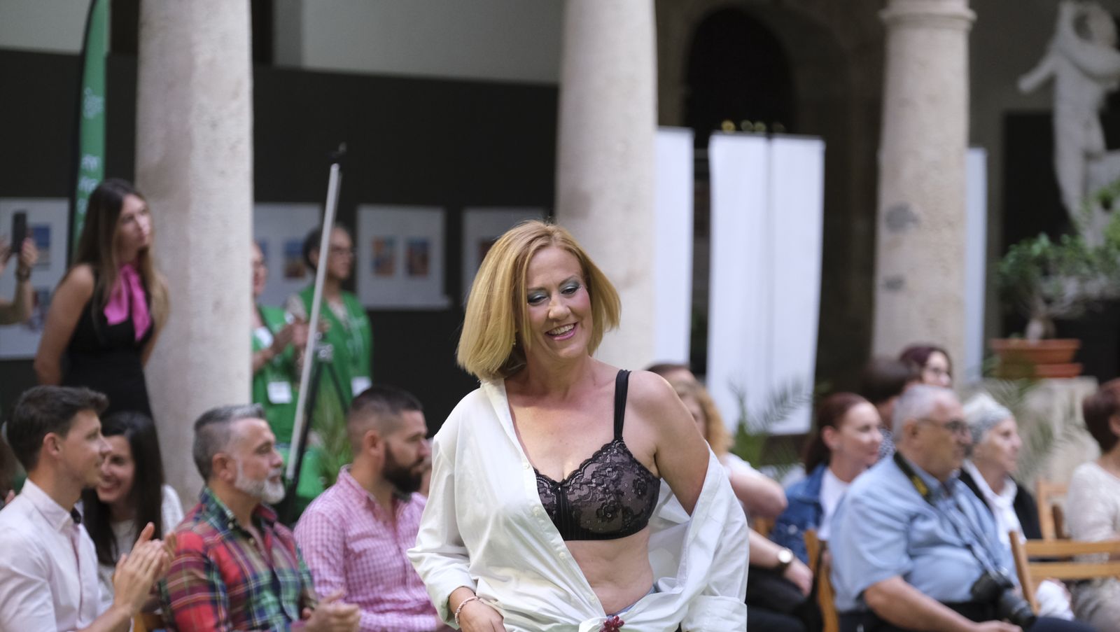 Imágenes del desfile benéfico contra el cáncer, en la Escuela de Artes de Almería