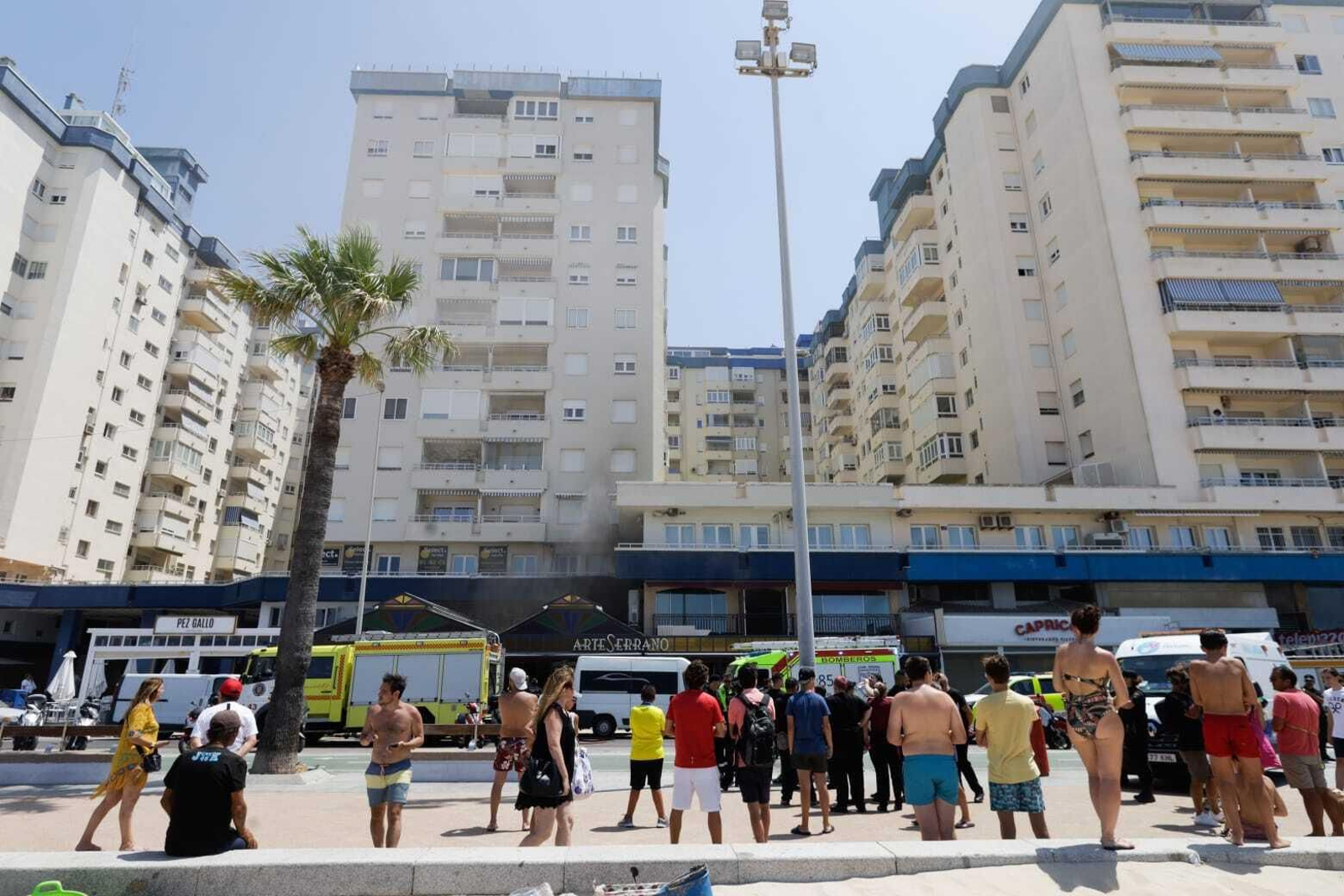 Todas las imágenes del incendio en el Paseo Marítimo de Cádiz