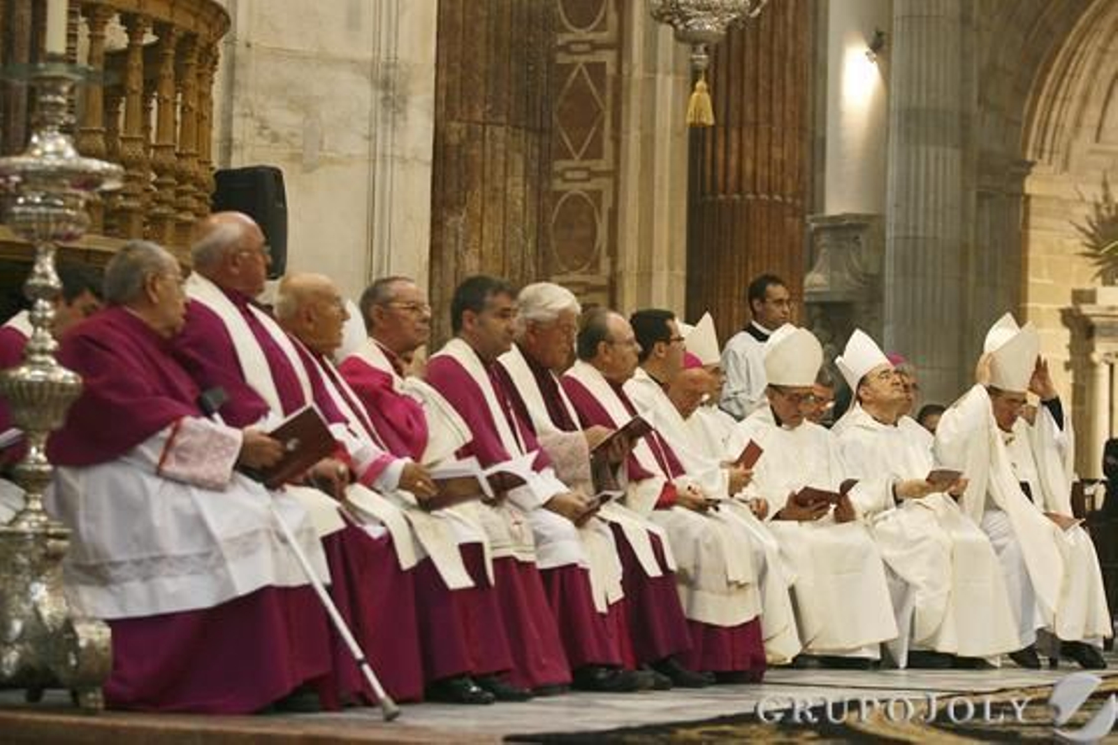 Imágenes de la toma de posesión del nuevo obispo de Cádiz y Ceuta, Rafael Zornoza Boy, en la Catedral de Cádiz.

Foto: Lourdes de Vicente - Joaquin Pino