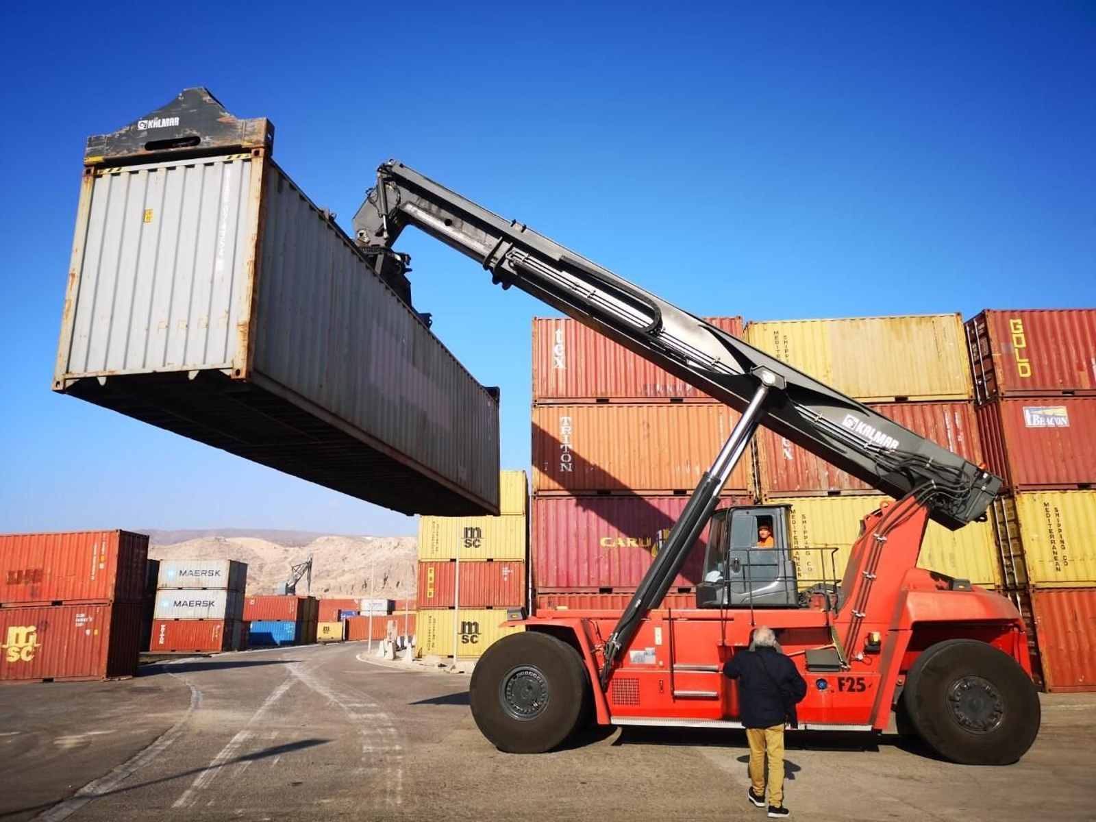 Movimiento de contenedores en el Muelle de Poniente en el Puerto de Almería