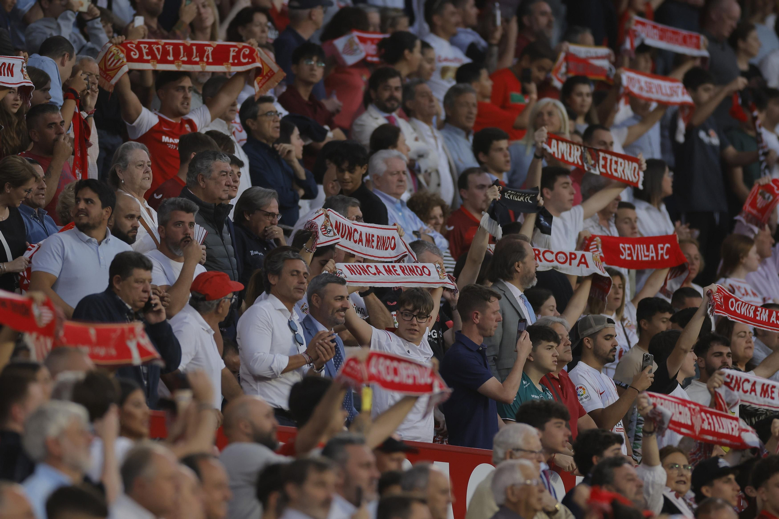 Búscate en las fotos del Sevilla -Villarreal