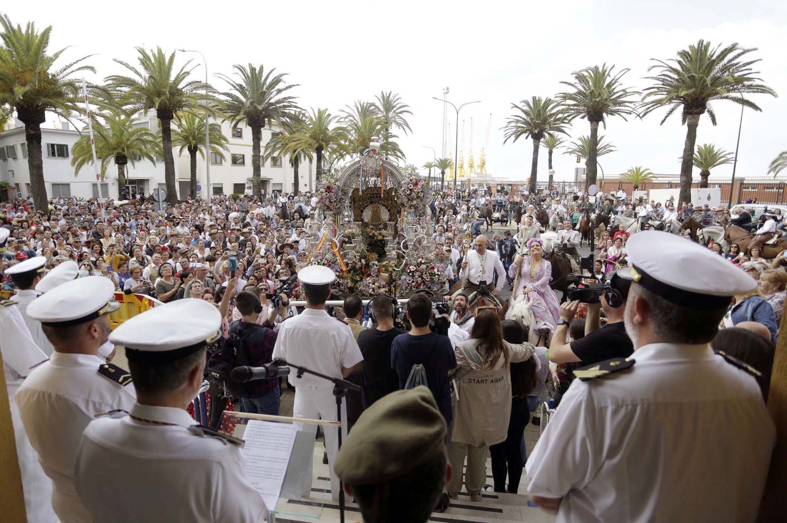 El Rocío 2023: Imágenes de la Hermandad de Emigrantes en su salida de Huelva