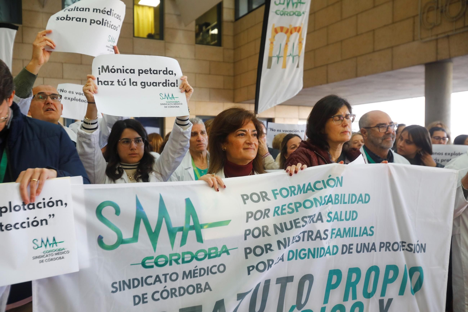La concentración por la huelga de médicos en Córdoba contra el Estatuto Marco, en imágenes