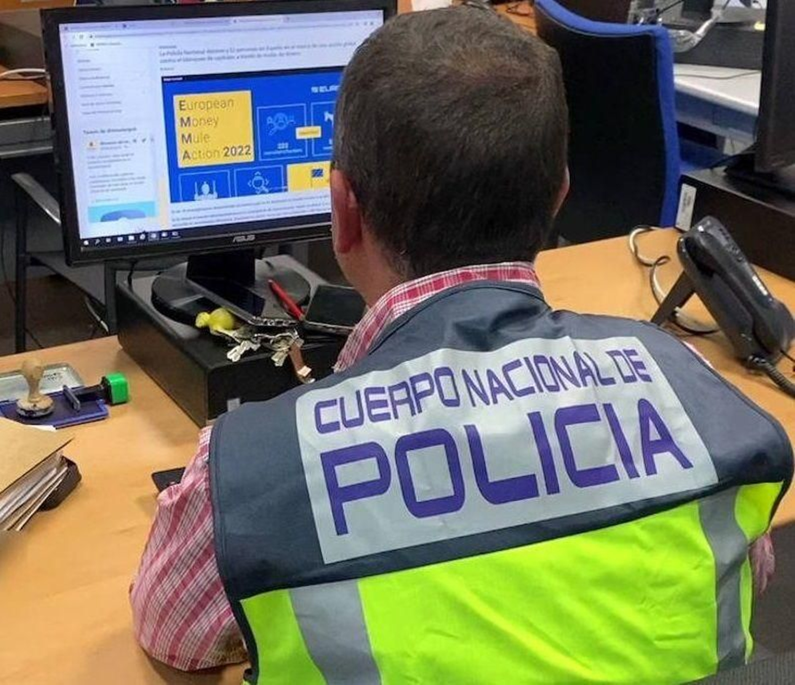 Un agente de la Policía Nacional en un ordenador.