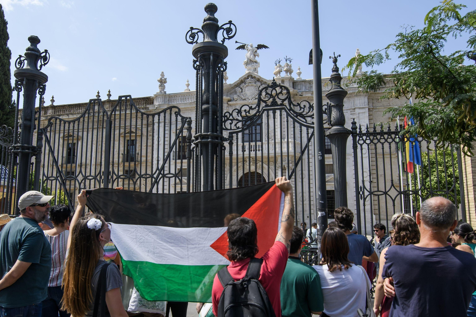 Protesta pro Palestina delante de la verja cerrada del Rectorado.