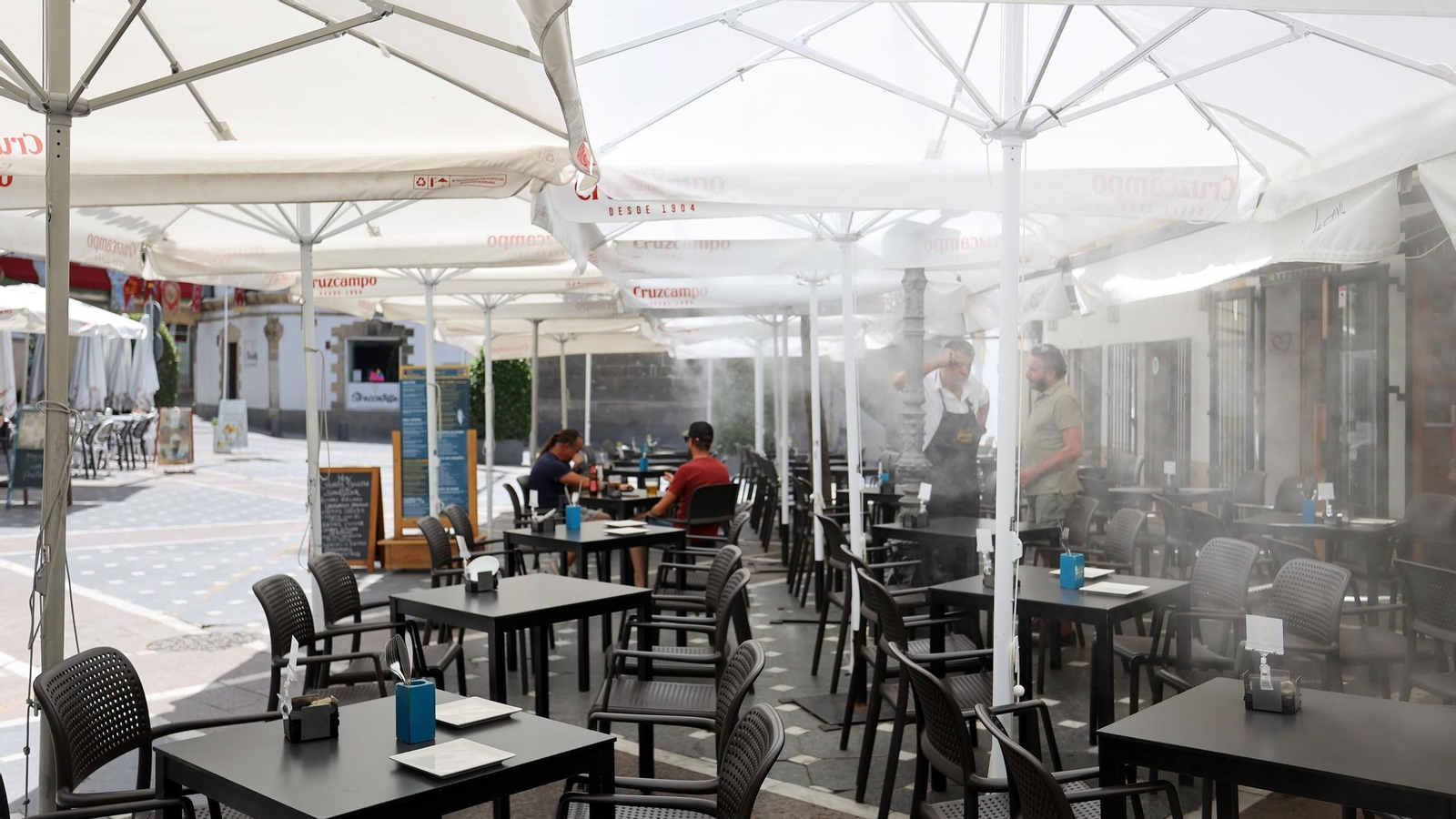 Chorros de agua en la terraza de un establecimiento del centro de Jerez para refrescar a la clientela