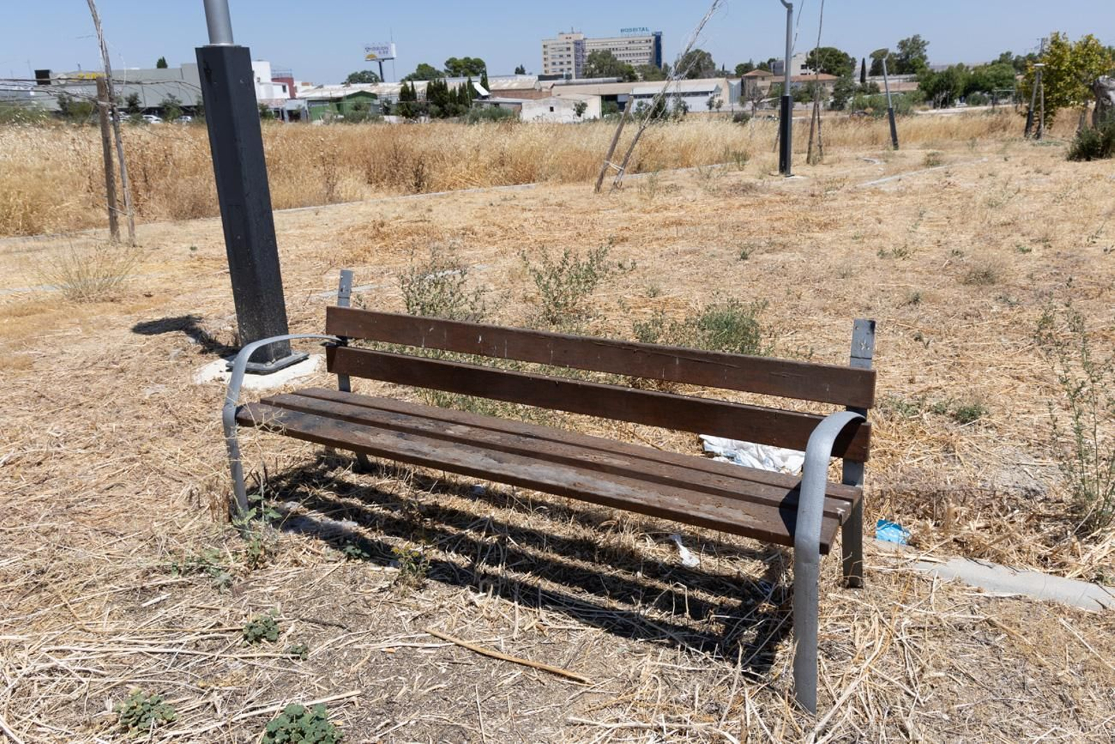 El estado de abandono del parque infantil del Jaén Plaza, en imágenes