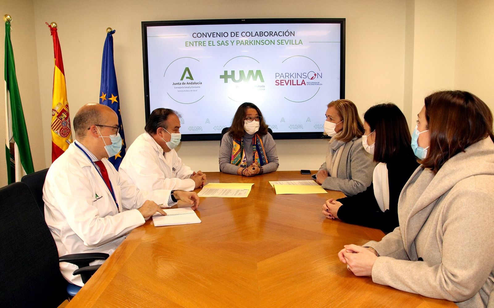 Instantánea del momento del la firma del convenio de colaboración.