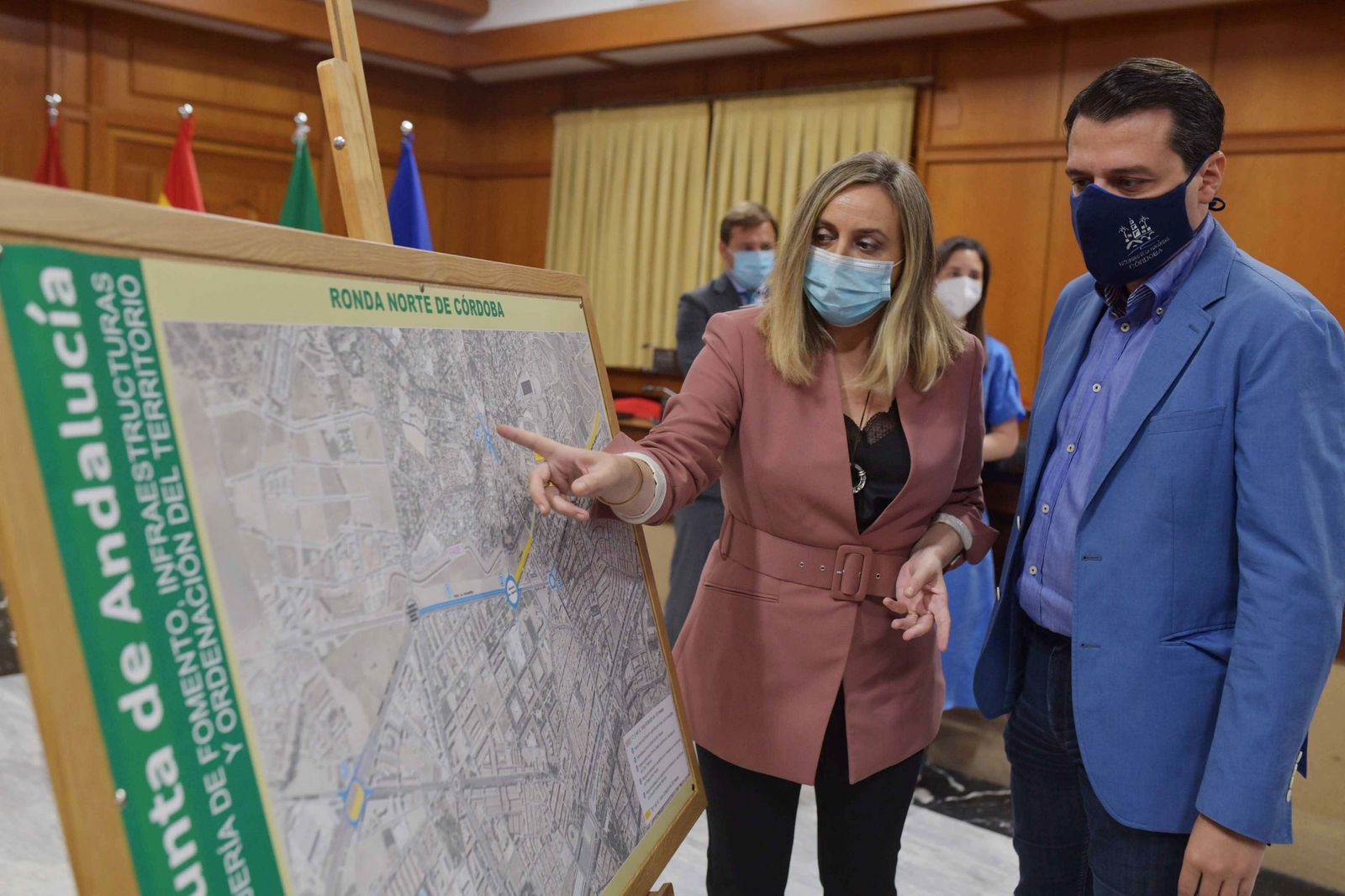 Marifran Carazo y José María Bellido, junto a los planos de la Ronda Norte.