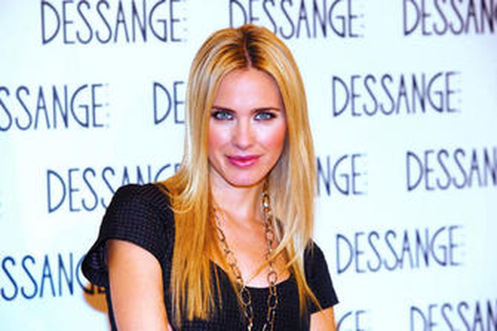 Confidencias entre una morena y una rubia