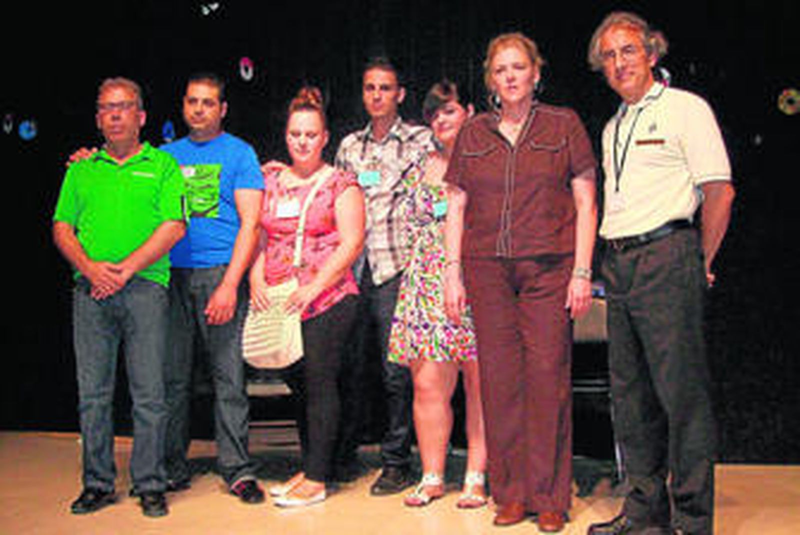 Miguel Ángel de la Cruz con Conchi Cruz y parte del equipo técnico del corto junto a dos de sus protagonistas, José Fernández y Joaquín Fernández.