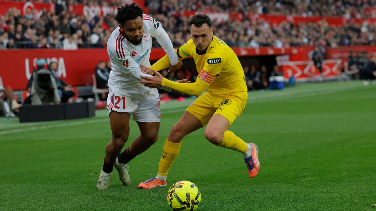 Ejuke lucha en un duelo con Arnau en el Sevilla-Girona