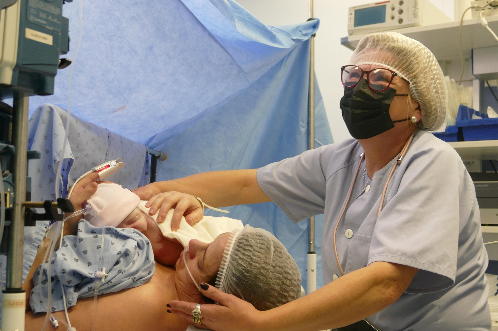 La abuela de la recién nacida acompaña a su hija en la cesárea.
