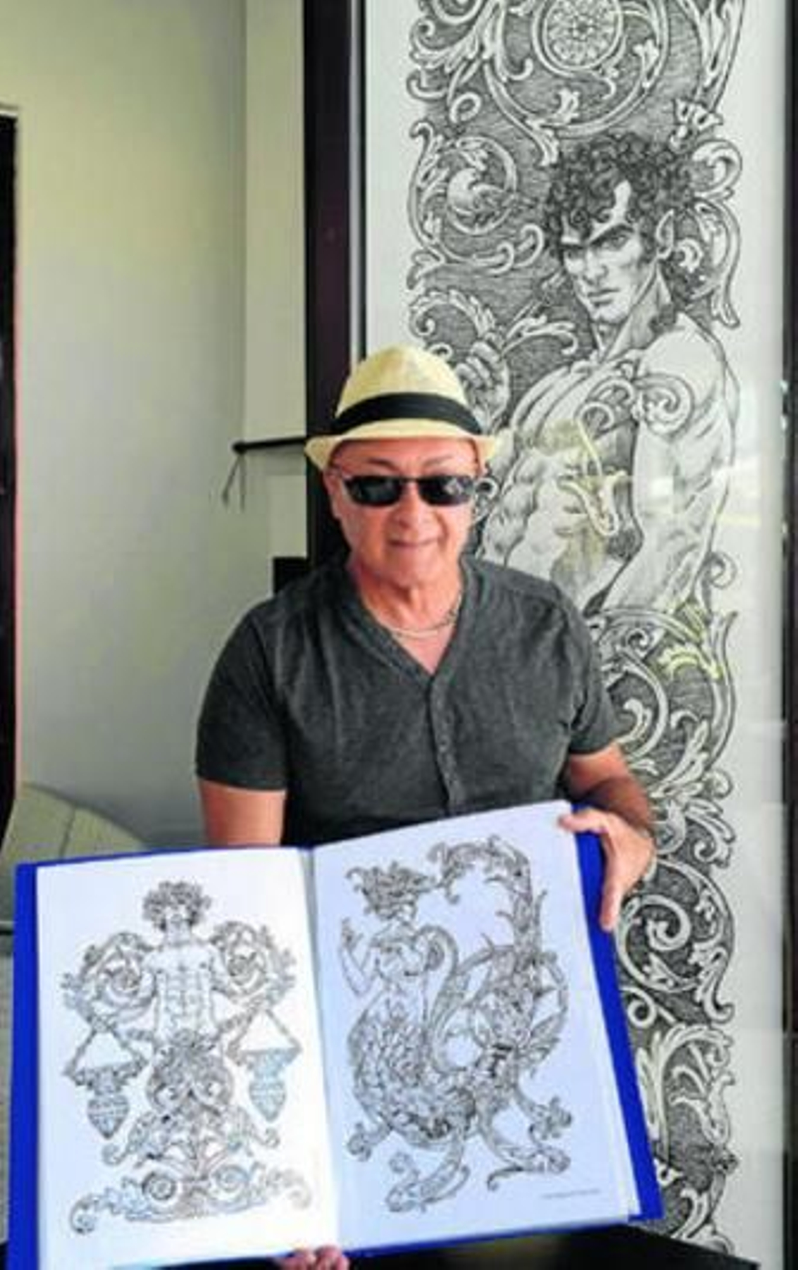 Tony Carbonell posa con algunos de los dibujos que componen la muestra.