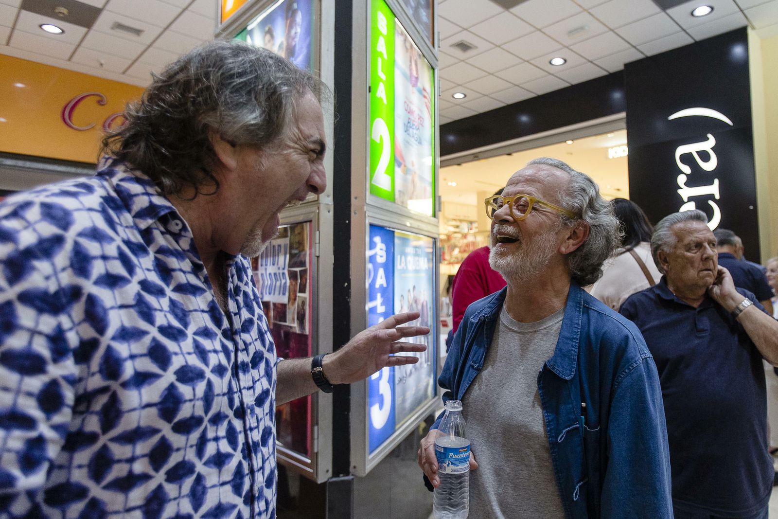 El Selu bromea con Fernando Colomo antes del estreno.