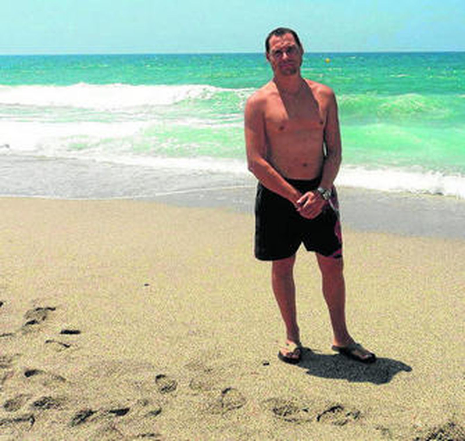 Sabas Alférez rescató ayer a un anciano de las olas del mar.