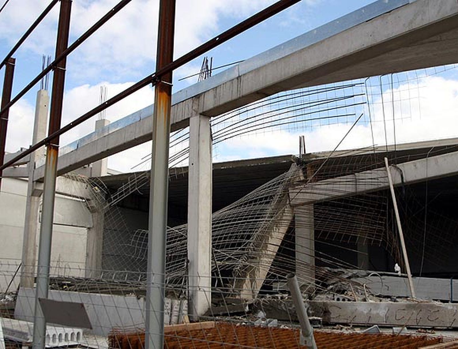 Cinco heridos leves tras desprenderse un forjado en una nave de La Torrecilla