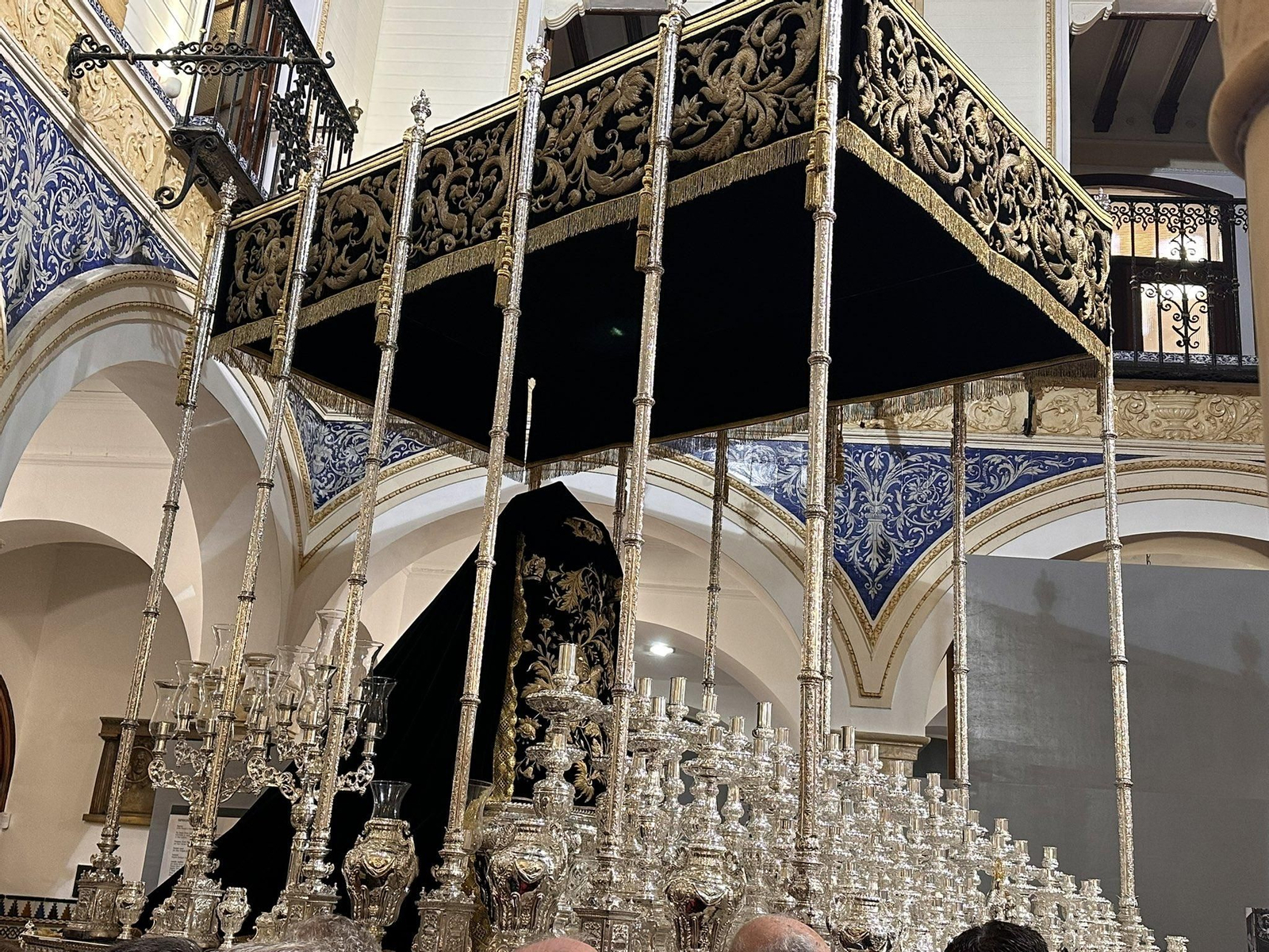 El palio de las Tristezas montado en el Mercantil