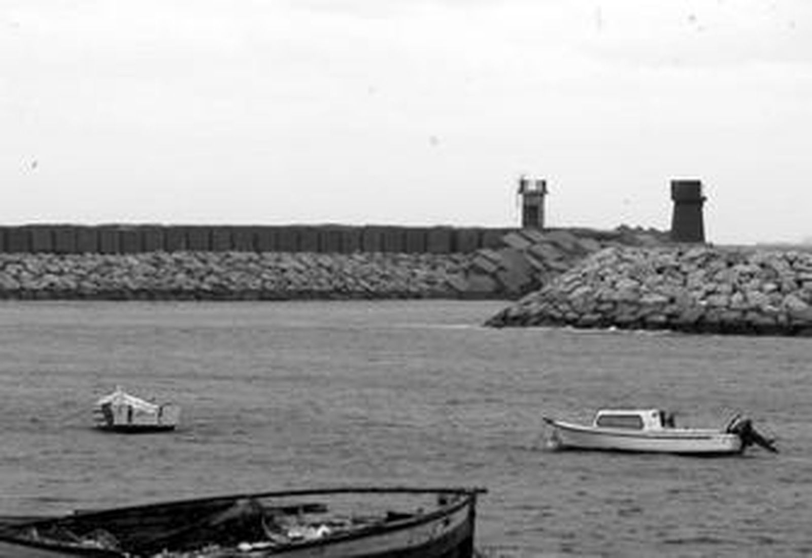 Imagen de la bocana del puerto pesquero de La Atunara.