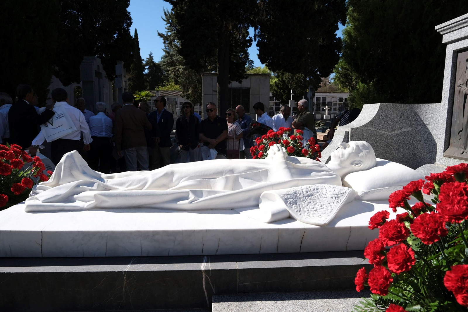 Las fotografías de la ofrenda floral a Manolete en Córdoba: entre claveles rojos y hazañas