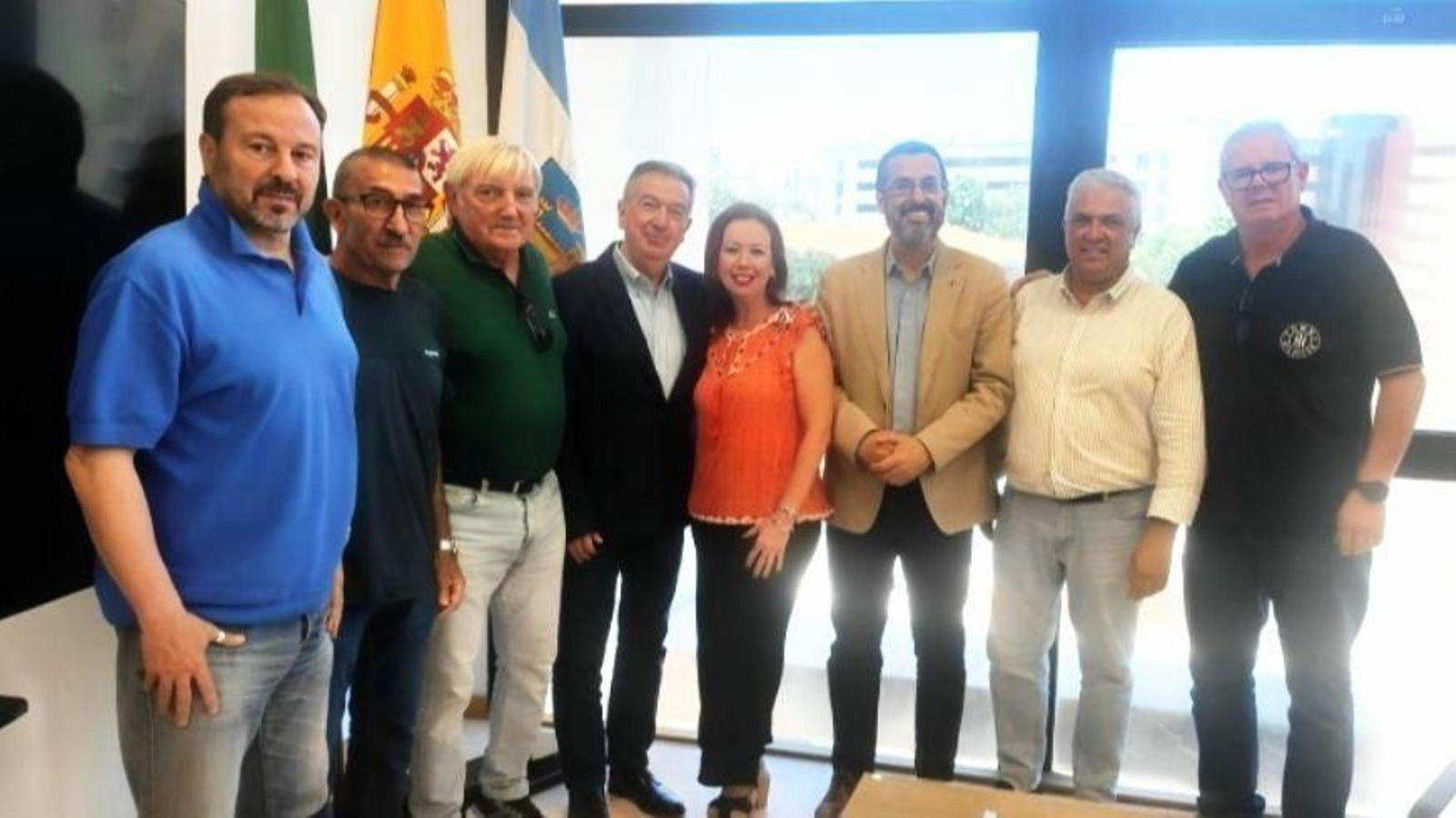 Un momento del reconocimiento a Loza y Ledesma en el Ayuntamiento de La Línea.