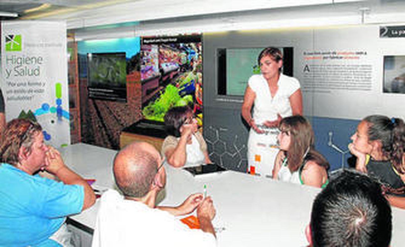 Taller del Instituto Silestone en el Bus Alícia en Sabadell.