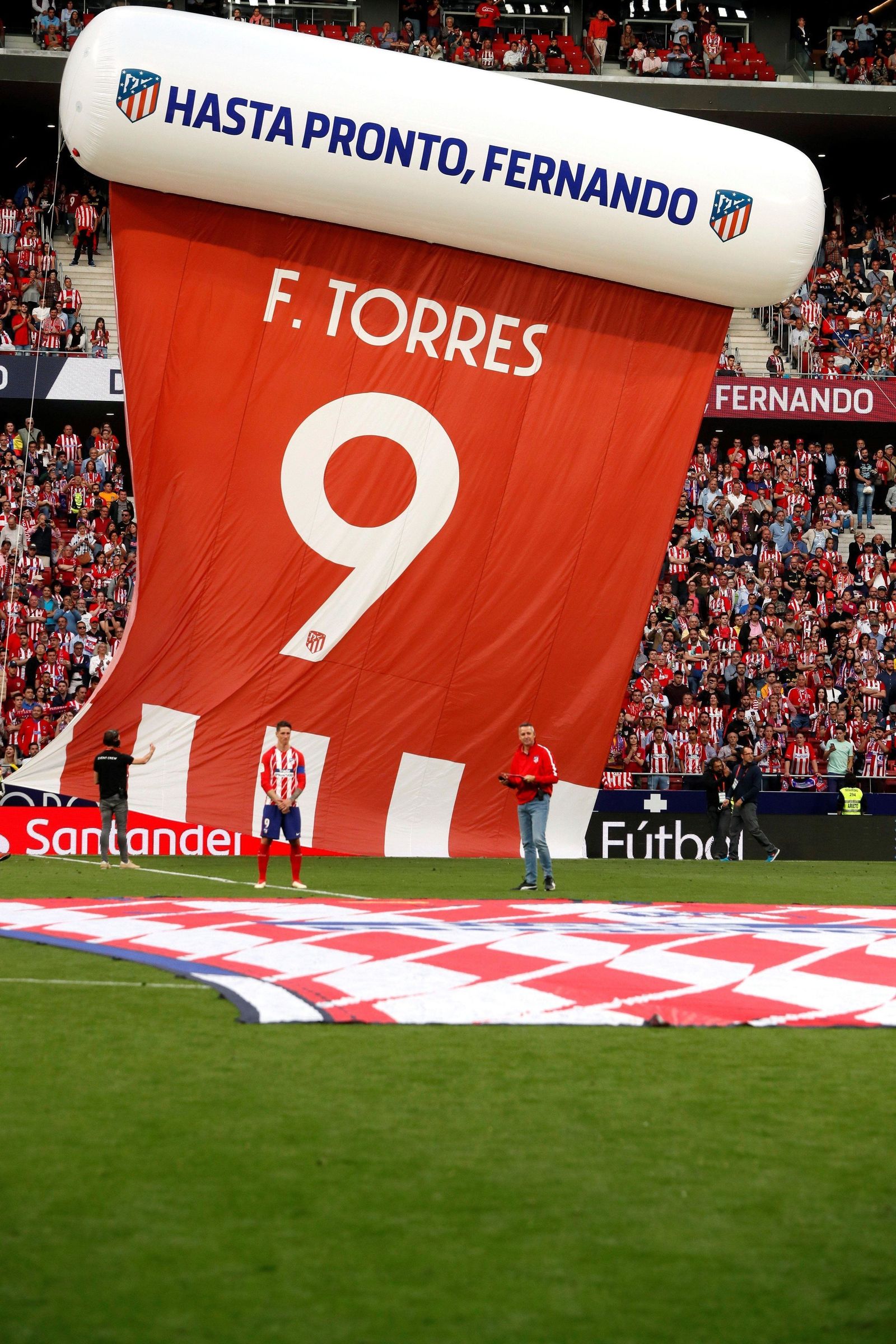 Fernando Torres posa delante de un cartel creado para su despedida.