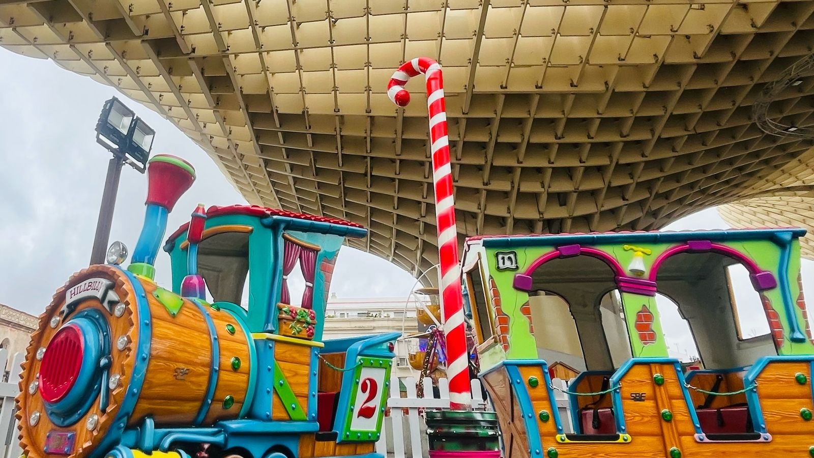 Las Setas de Sevilla reciben las atracciones de Setalandia para que las familias disfruten de la Navidad.