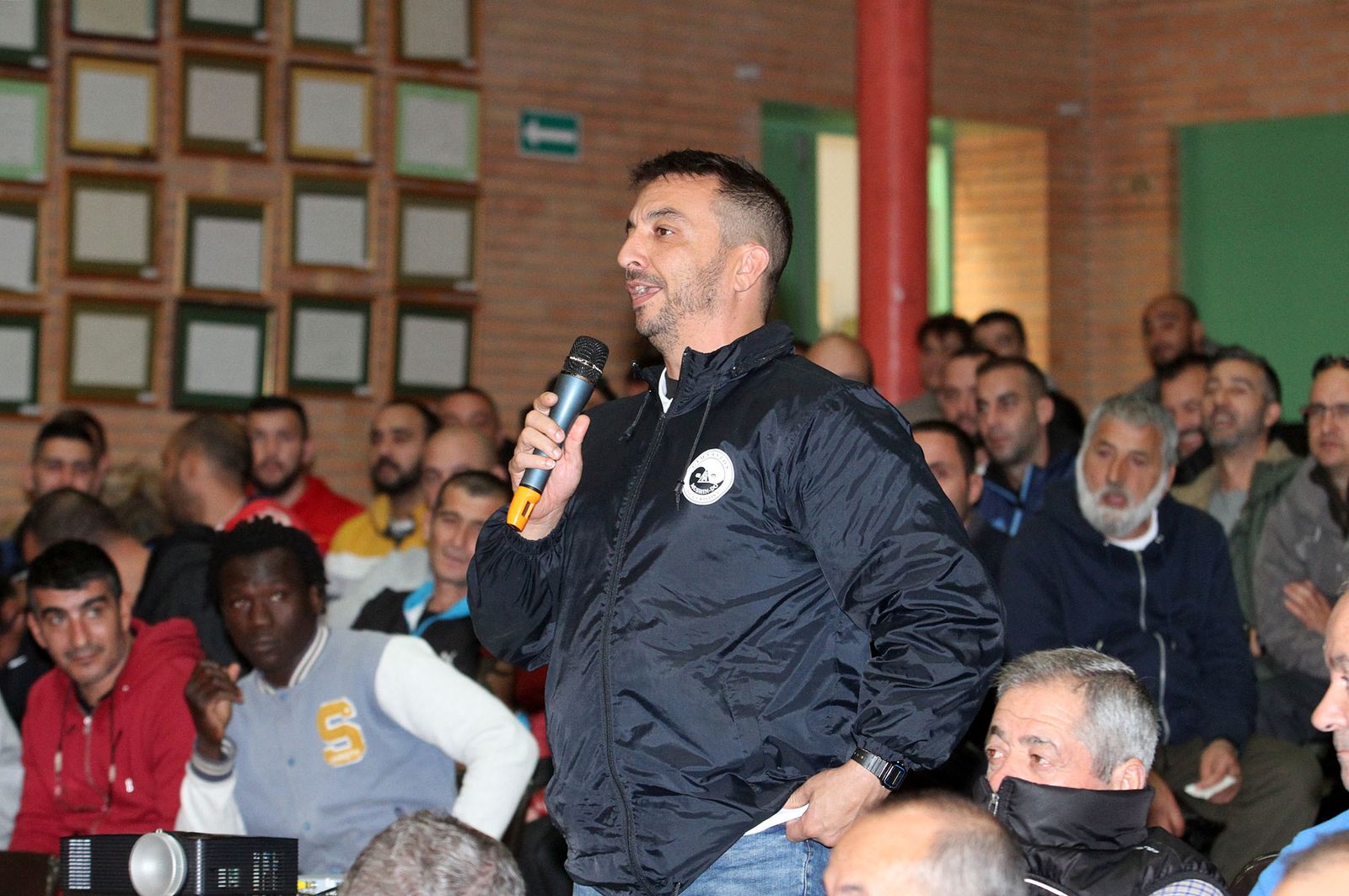 "El Piedra" visita la cárcel de Huelva, en imágenes