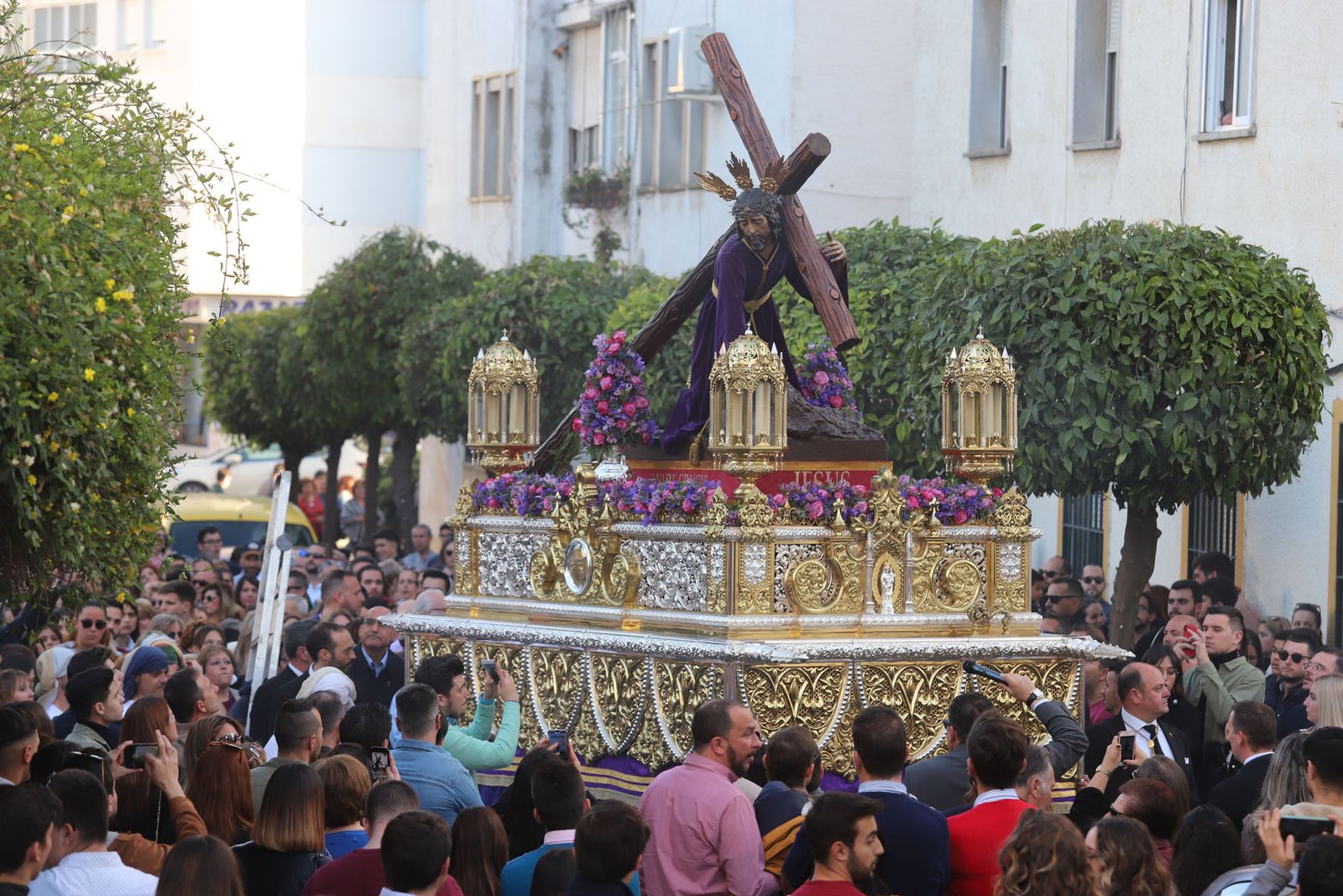 Imágenes del traslado del Cristo de Las Penas en sus Tres Caídas a la Milagrosa