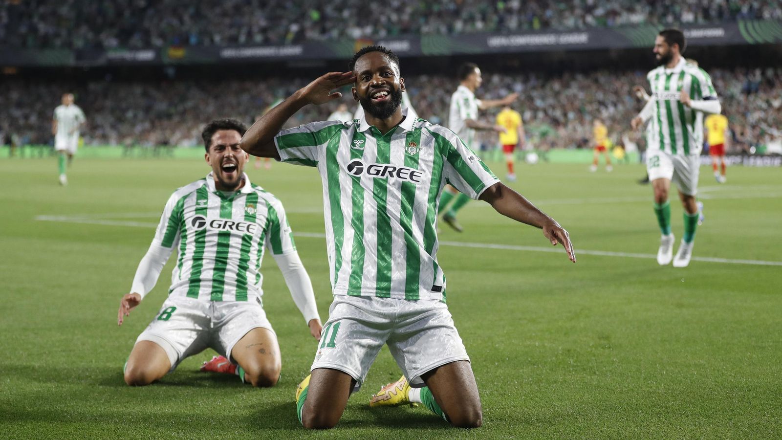 Bakambu y Fornals celebran el 1-0 a favor del Betis ante el Jagiellonia.