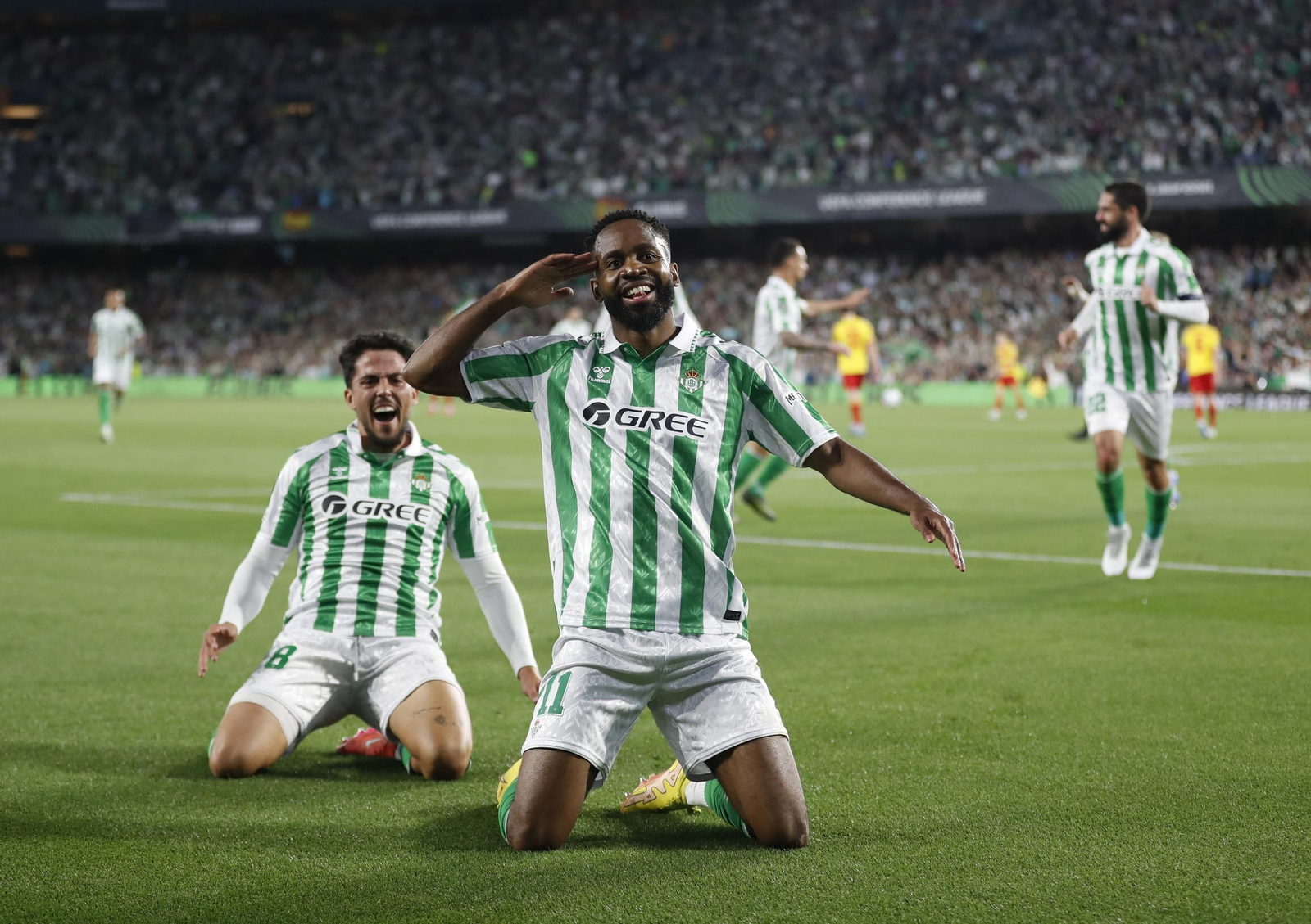 Bakambu y Fornals celebran el 1-0 a favor del Betis ante el Jagiellonia.