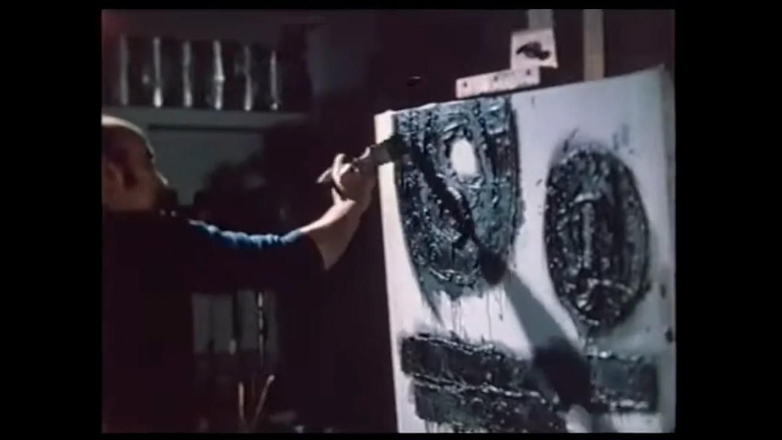 José Caballero mientras pinta los círculos de su cuadro 'Vestigios planetarios' (1968). Fotograma del documental 'José Caballero', de Gonzalo Menéndez Pidal (1970).