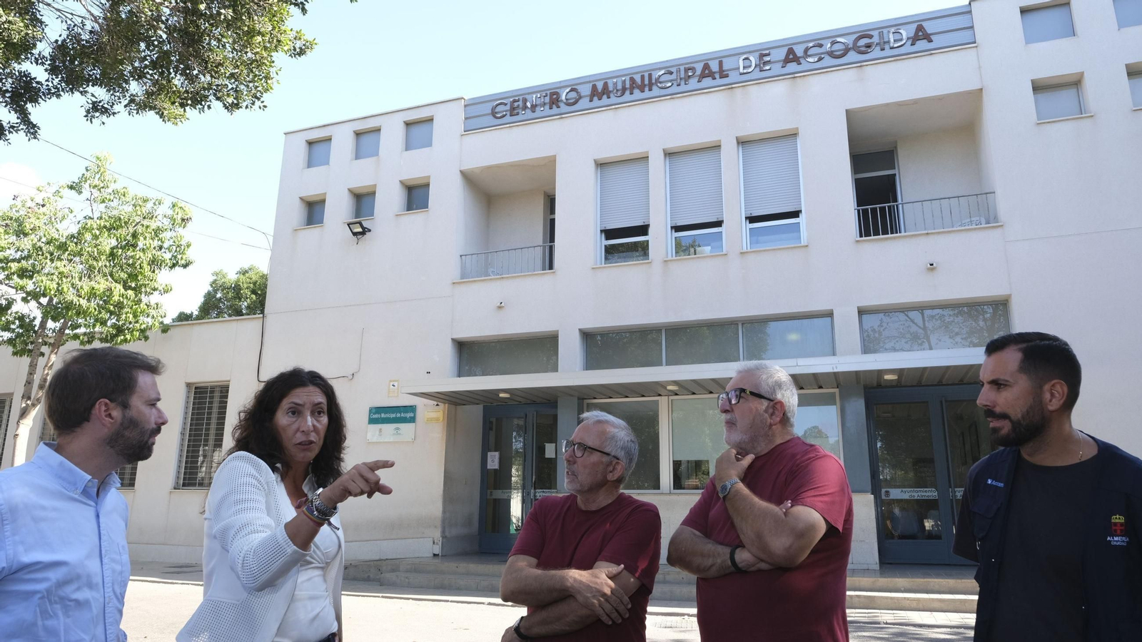 La consejera de Igualdad, Loles López, ha visitado el Centro Municipal de Acogida de Almería.